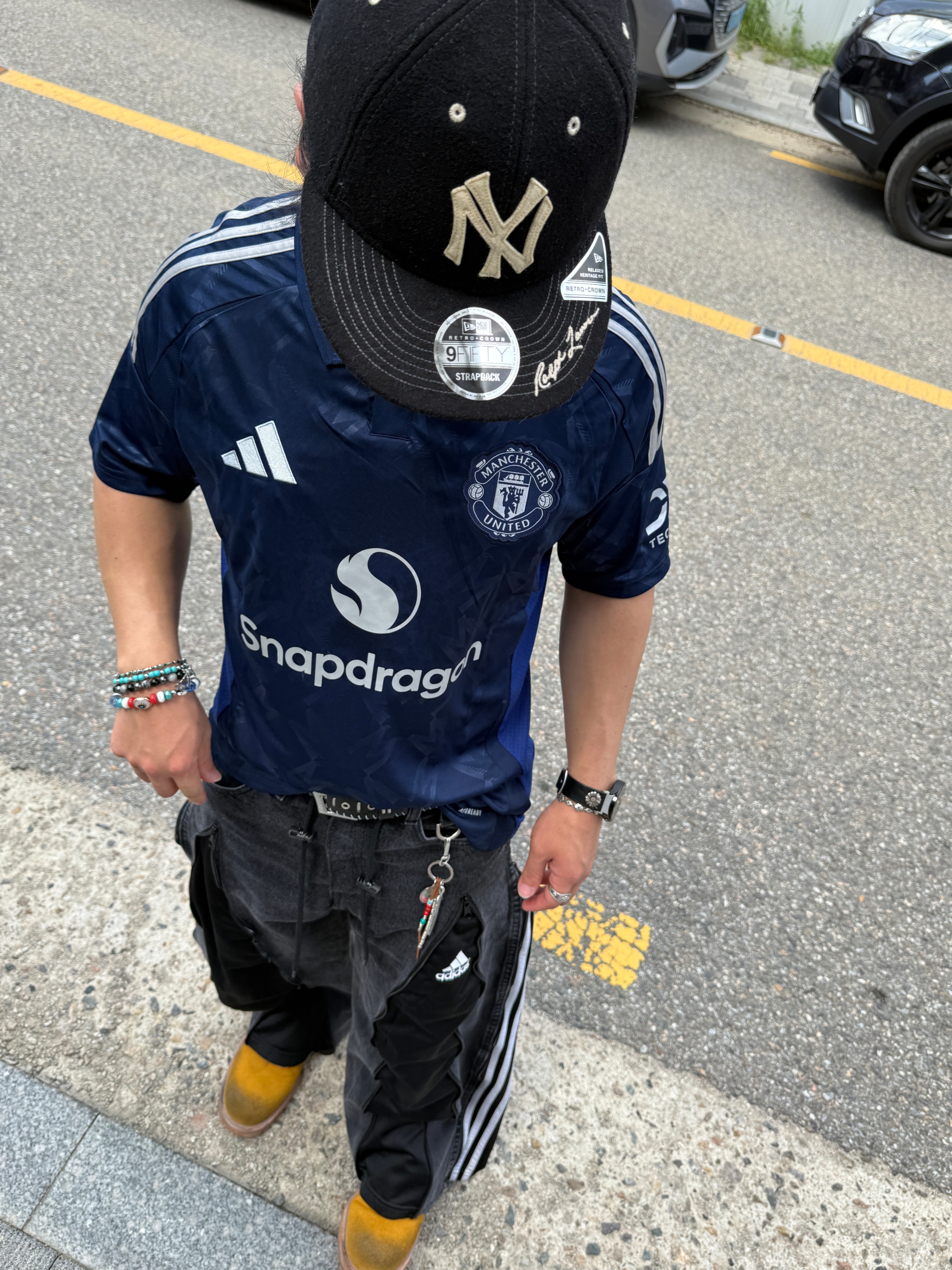 Adidas Manchester United 2024/25 Away Jersey Night Indigo - KR Sizing (Non Marking Ver.), New Era MLB x Ralph Lauren New York Yankees Retro Crown 9Fifty Strapback Black 착용 스타일 - 4