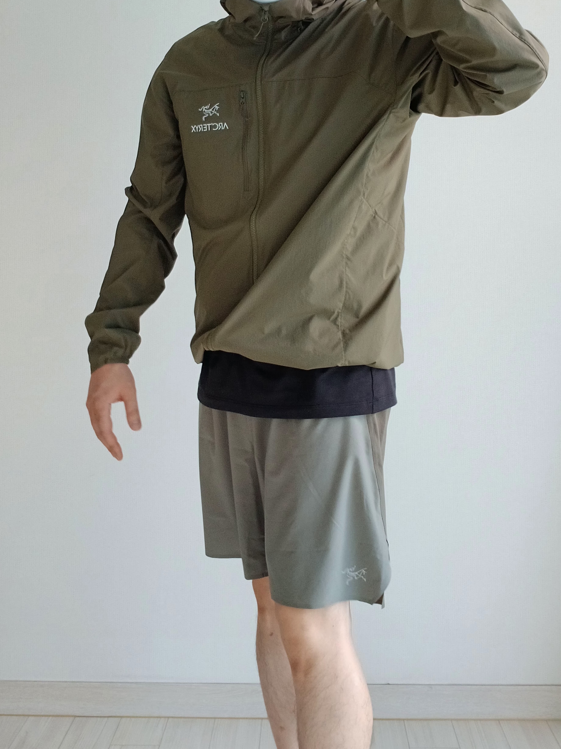 Arc'teryx Small Bird Cap Black, Arc'teryx Kragg Cotton Logo SS T-Shirt 24K Black 착용 스타일 - 5