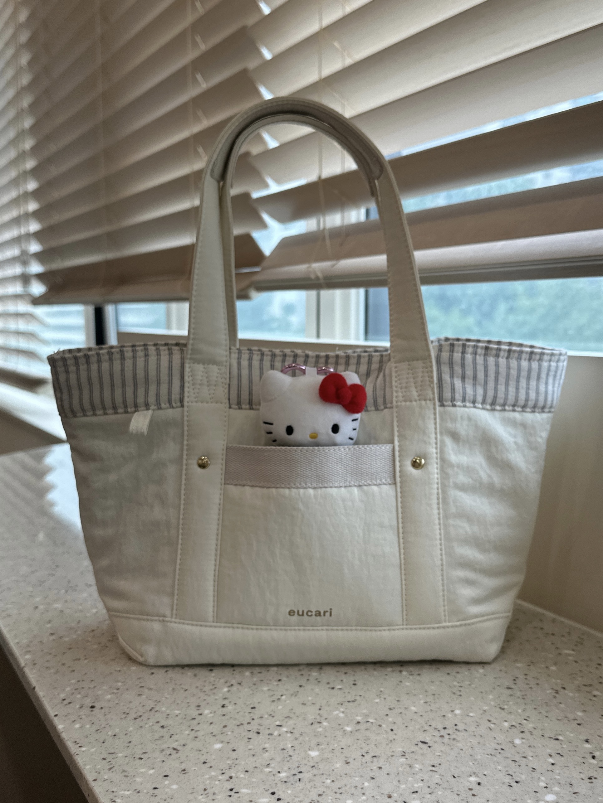 Sanrio Hello Kitty Mini Mascot Holder, (W) Adidas Tokyo Off White Better Scarlet 착용 스타일 - 2