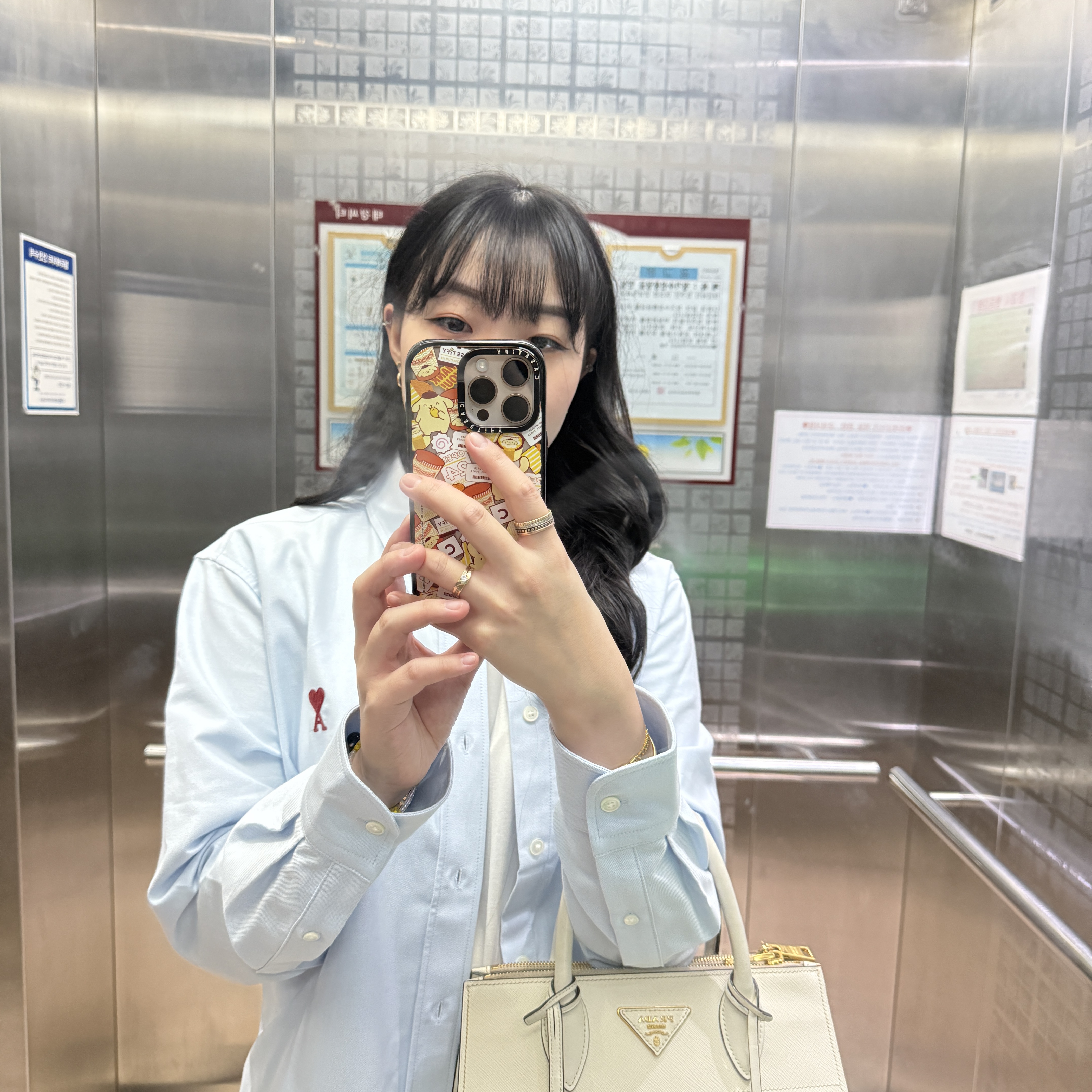 AMI de Coeur Cotton Oxford Button Down Shirt Sky Blue, Boucheron Quatre White Edition Small Ring 18K Yellow Gold White Gold Pink Gold White Ceramic Diamond 착용 스타일 - 1