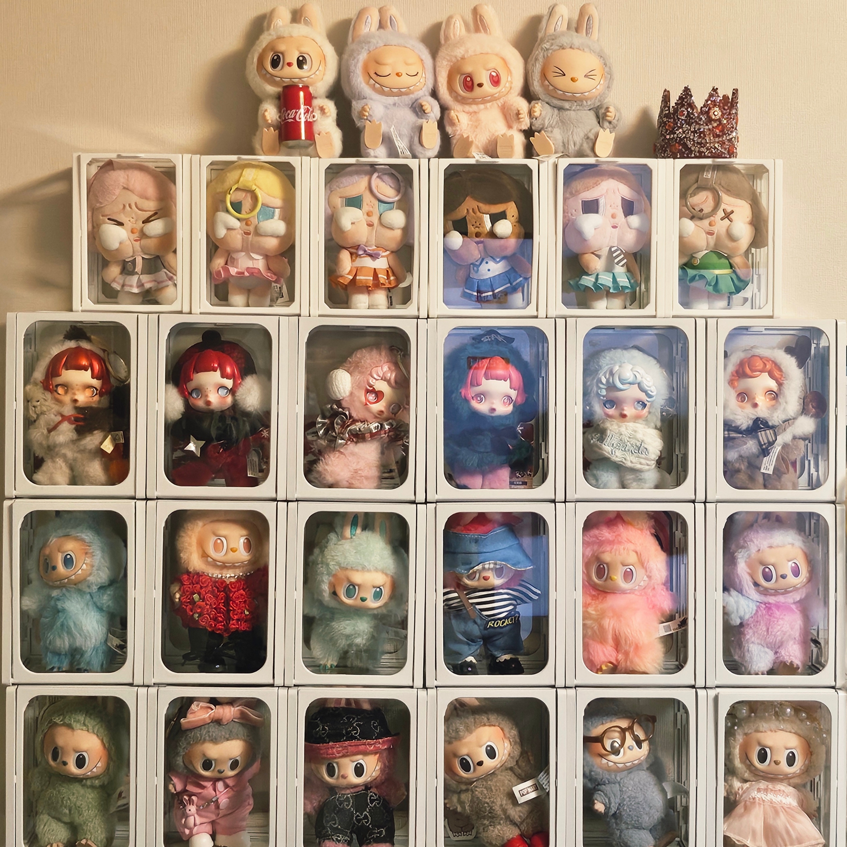 Pop Mart Skullpanda Winter Symphony Series Keyring Sealed Case (6 Blind Boxes), Pop Mart Crybaby Sunset Concert Series Keyring Sealed Case (6 Blind Boxes) 착용 스타일