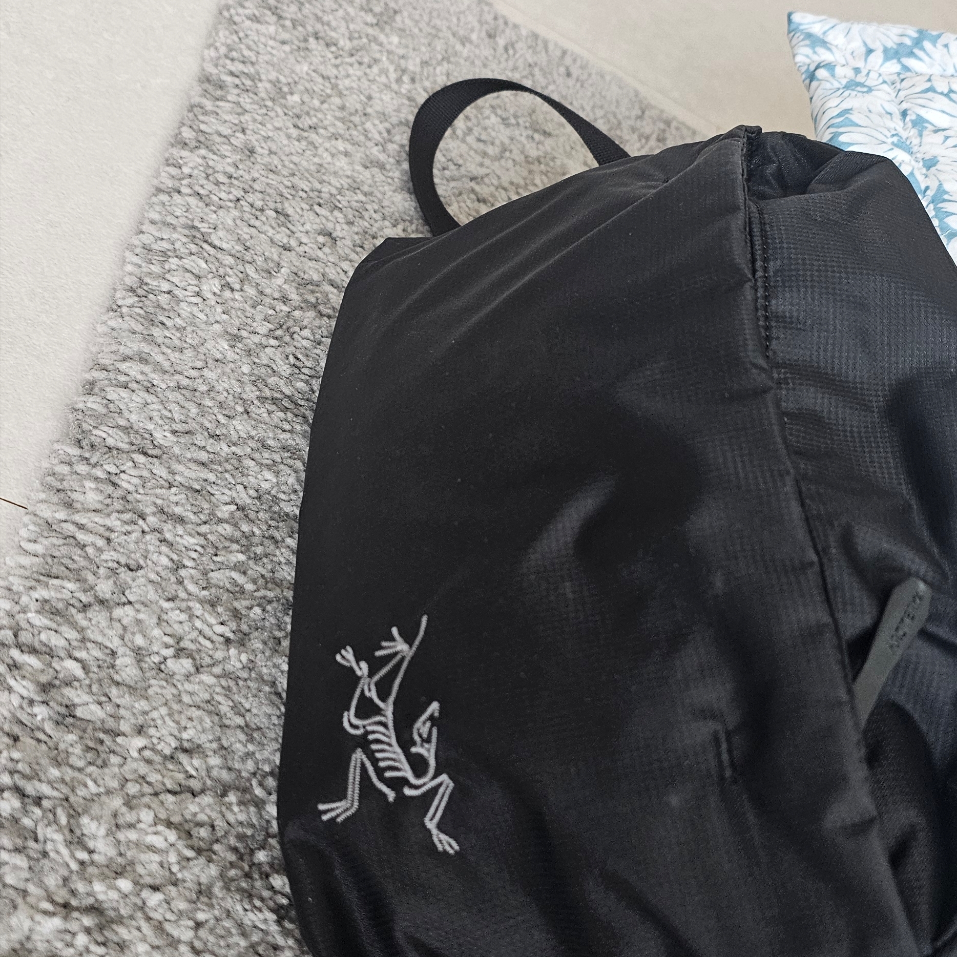 Arc'teryx Heliad 6 Crossbody Bag Black 착용 스타일