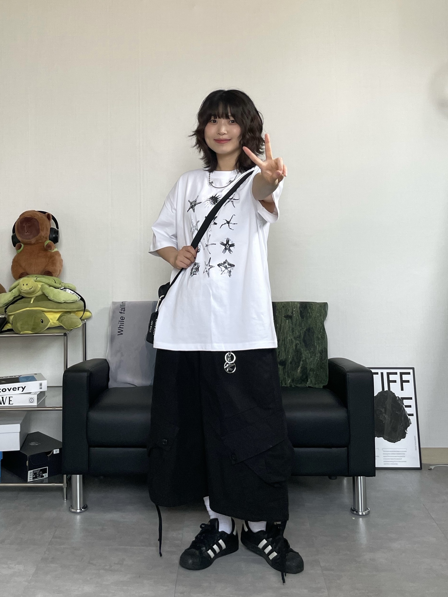 Stussy Surfman Keychain Silver, Adidas Superstar Core Black White 착용 스타일 - 1