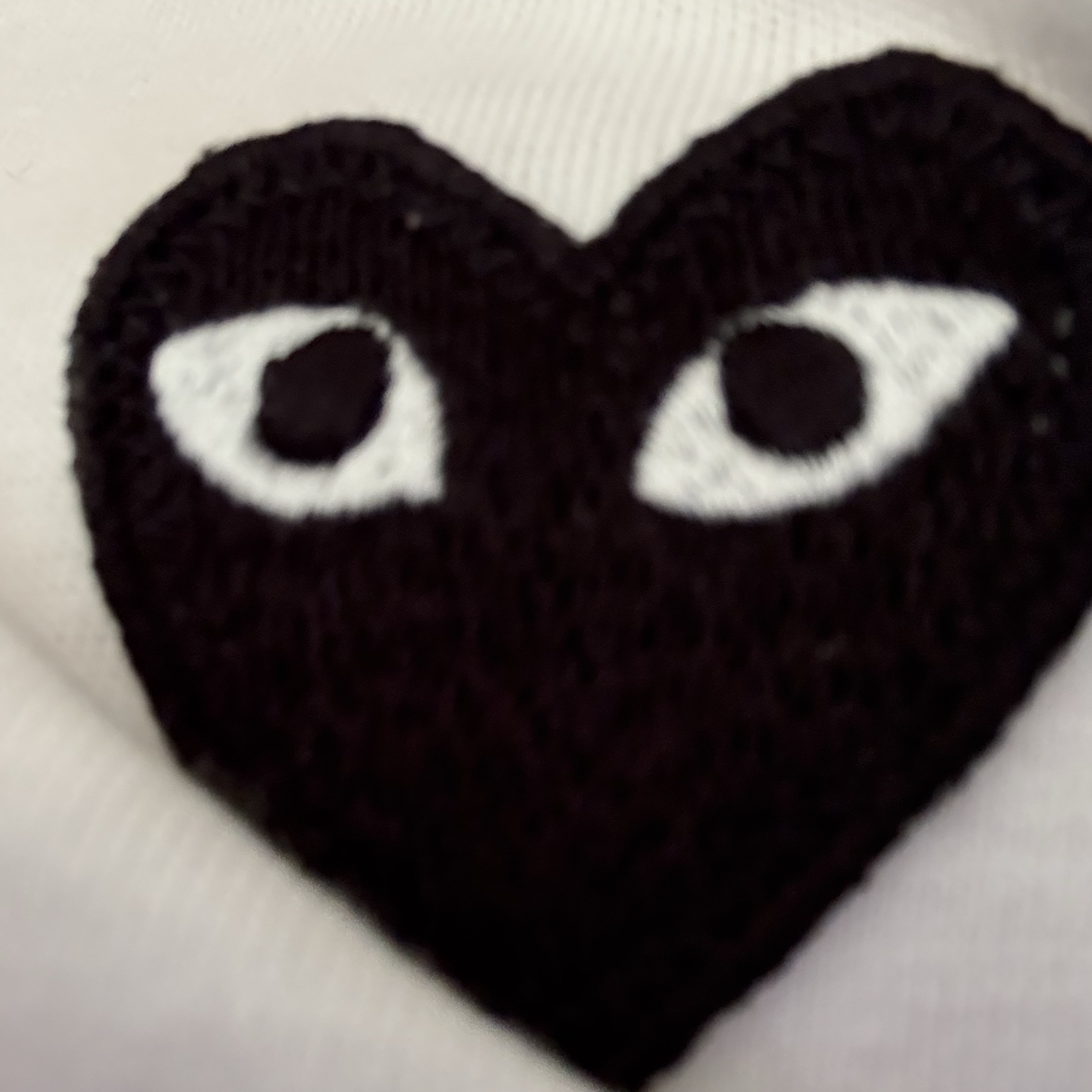 Play Comme des Garcons Black Heart T-Shirt White 착용 스타일 - 1