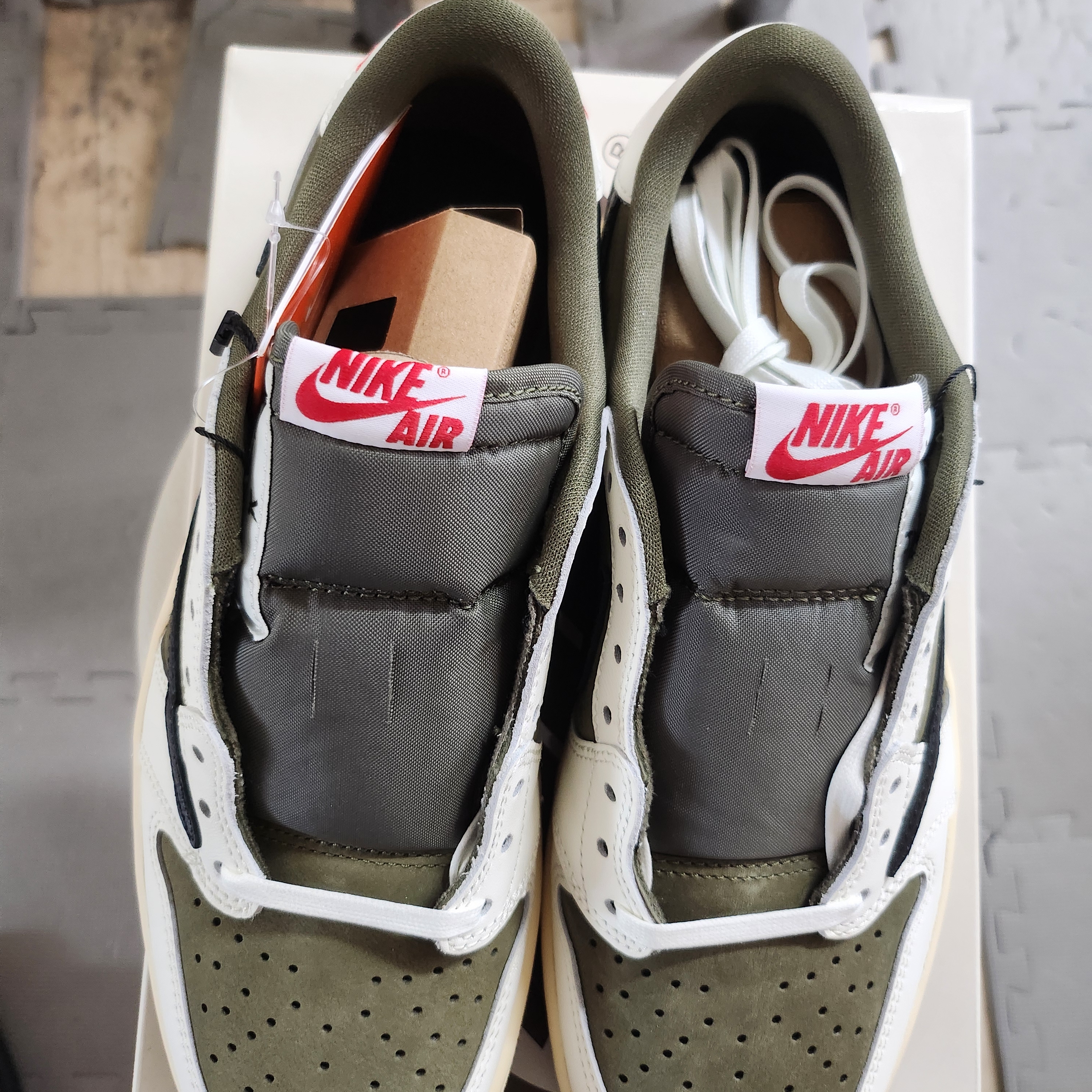 Jordan 1 x Travis Scott Retro Low OG SP Reverse Olive 착용 스타일 - 4