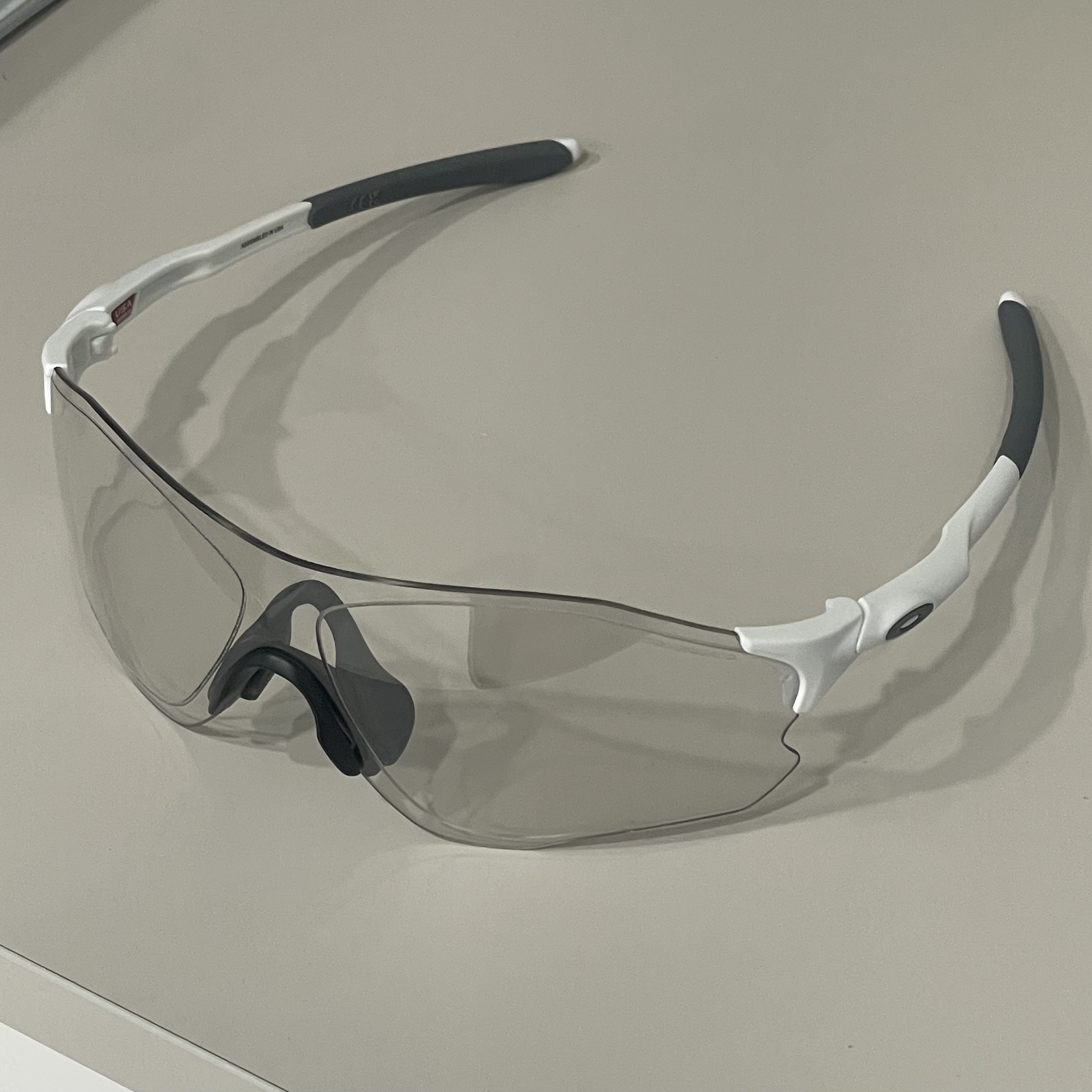 Oakley EVZero Path Matte White Frame Clear To Black Iridium Photochromic Lenses Low Bridge Fit 착용 스타일
