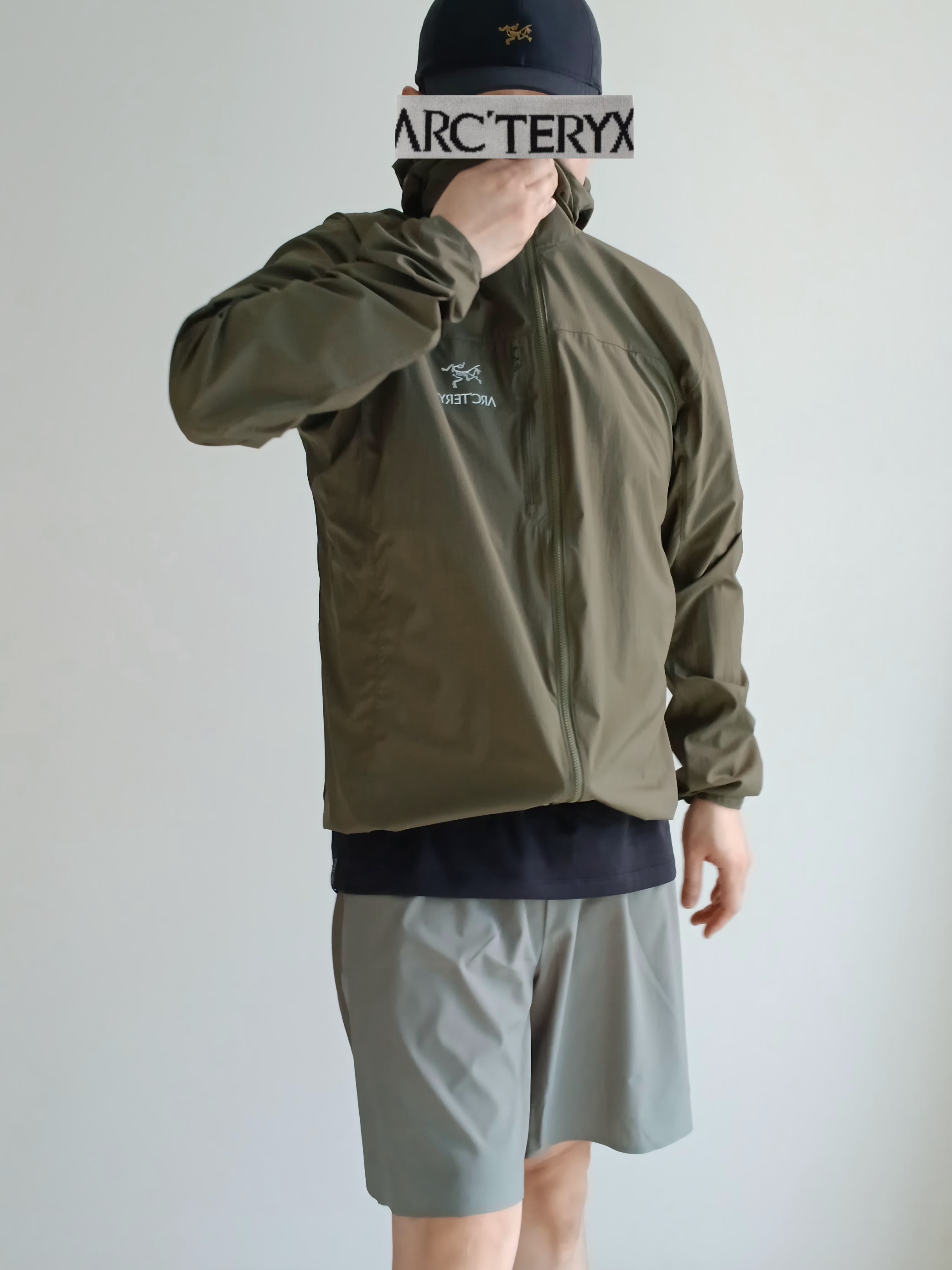 Arc'teryx Small Bird Cap Black, Arc'teryx Kragg Cotton Logo SS T-Shirt 24K Black 착용 스타일 - 7