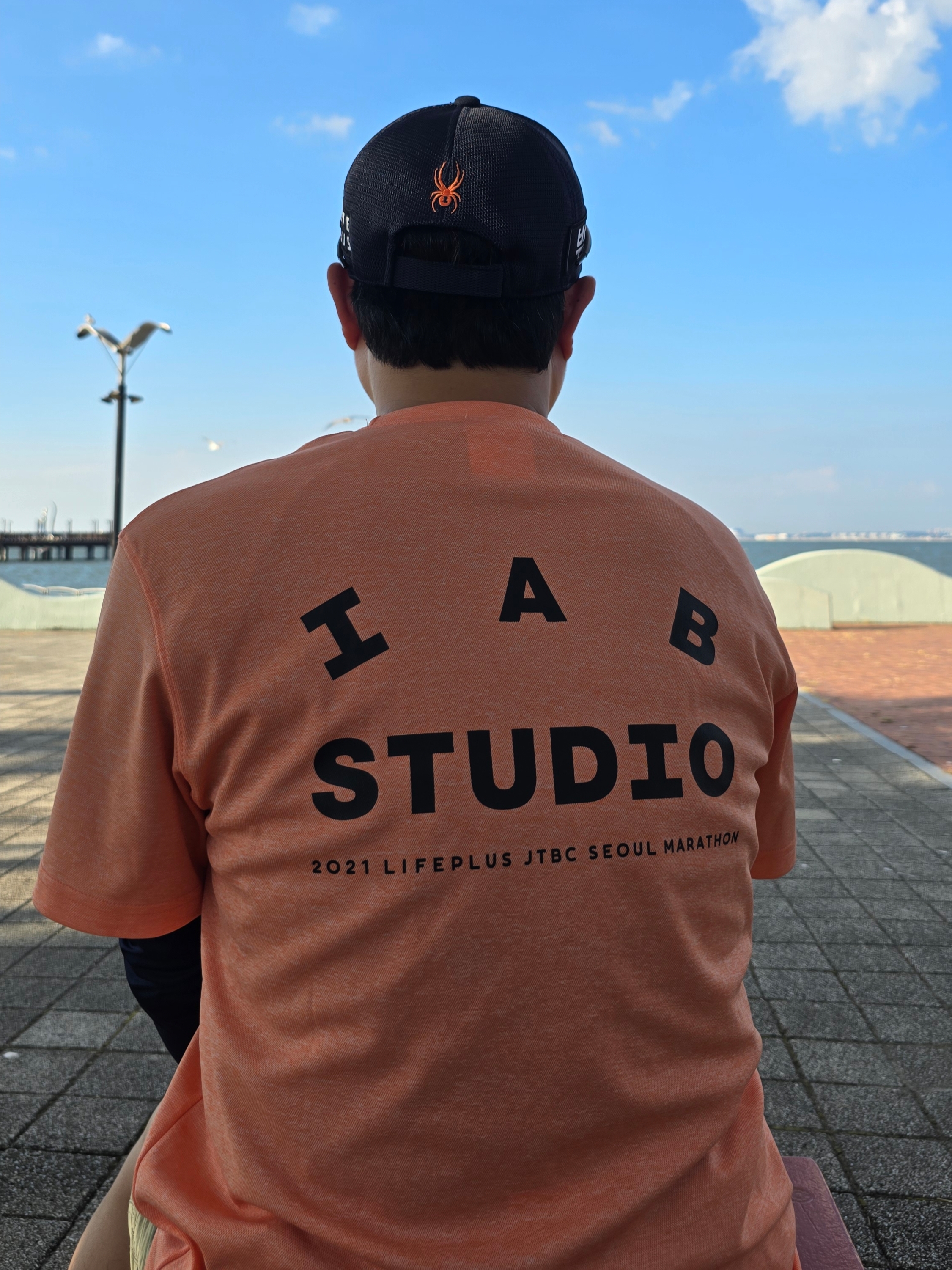 IAB Studio x JTBC 2021 Life Plus Seoul Marathon Pack Orange, IAB Studio x JTBC 2021 Life Plus Seoul Marathon Pack Red 착용 스타일 - 1