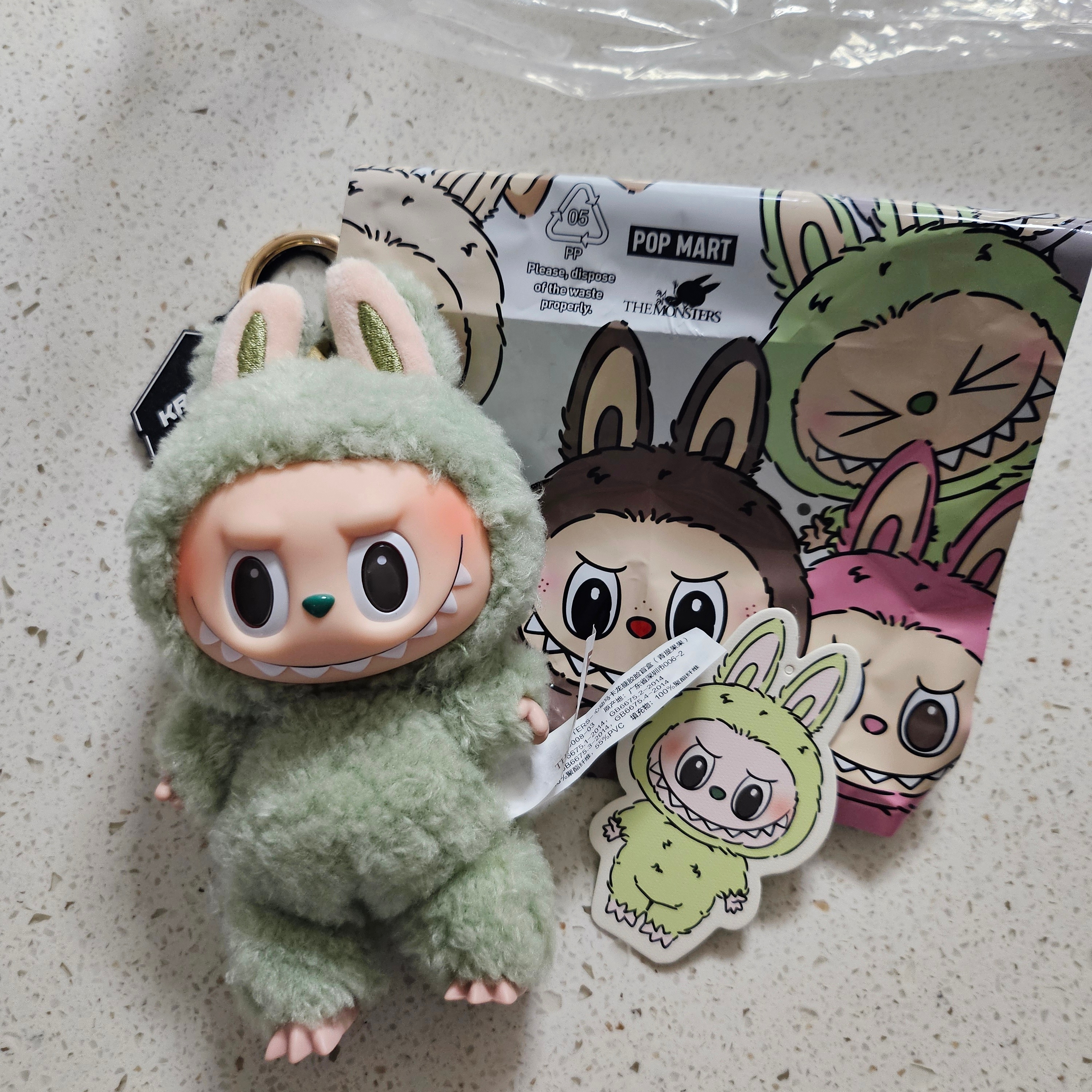 Pop Mart Labubu The Monsters Labubu Tasty Macarons Series Green Grape Keyring 착용 스타일 - 1