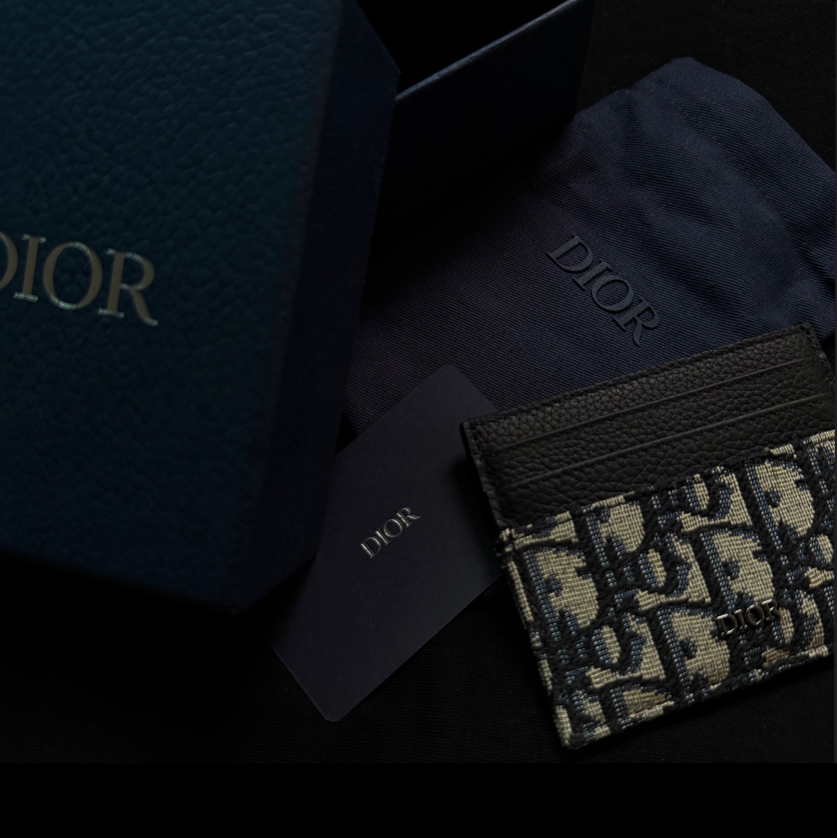 Dior Card Holder Beige & Black Dior Oblique Jacquard 착용 스타일