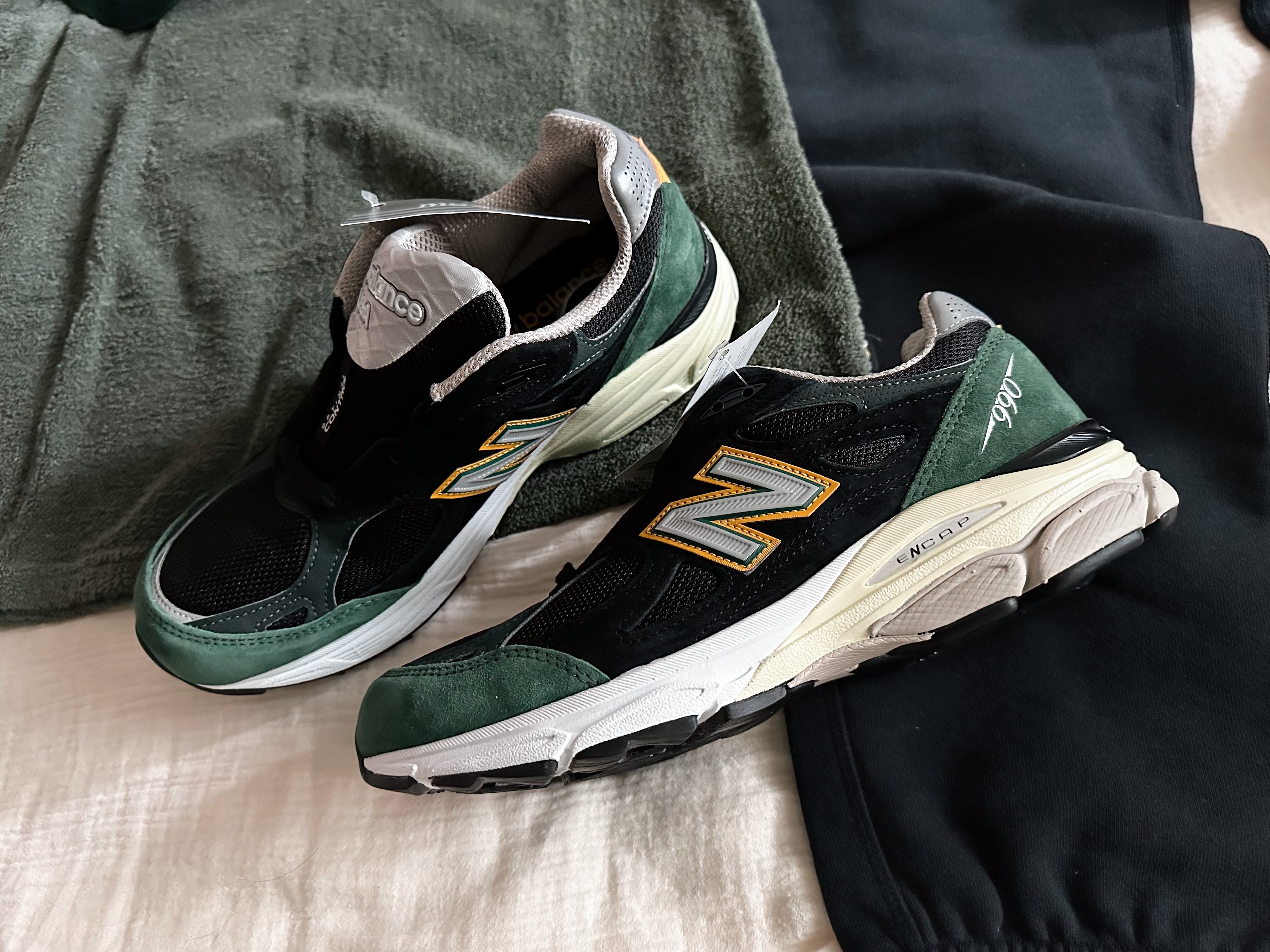 New Balance 990v3 Made in USA Black Green 착용 스타일 - 1