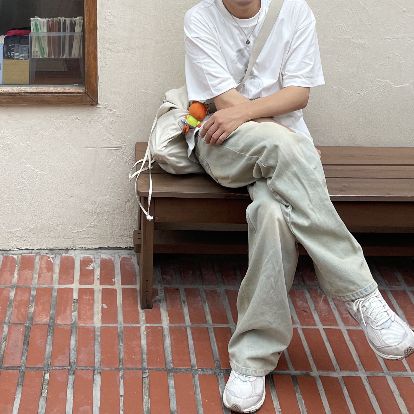 New Balance 2002R White Ivory 착용 스타일