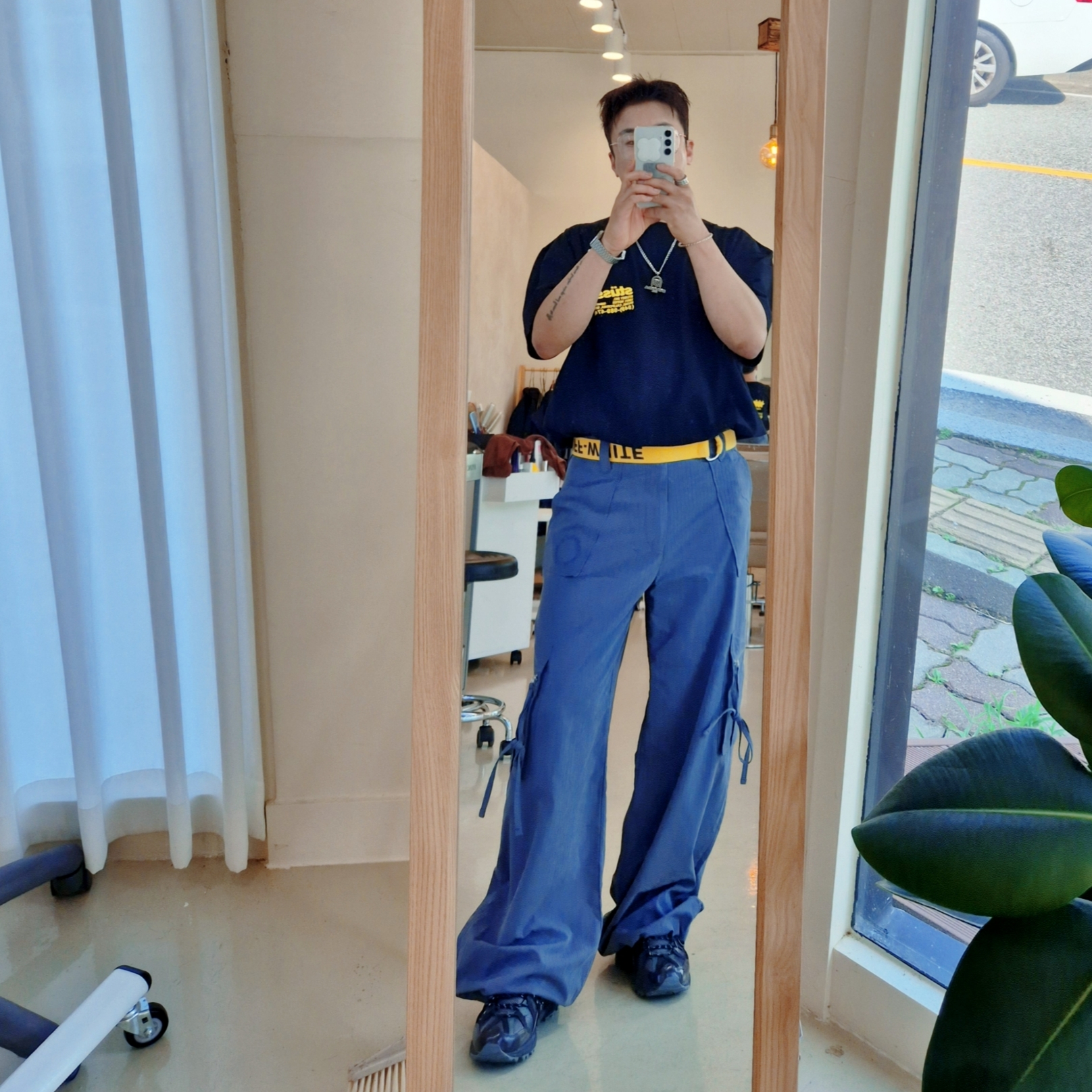 Stussy DNA Pigment Dyed T-Shirt Black, Off-White Industrial Belt Yellow 착용 스타일