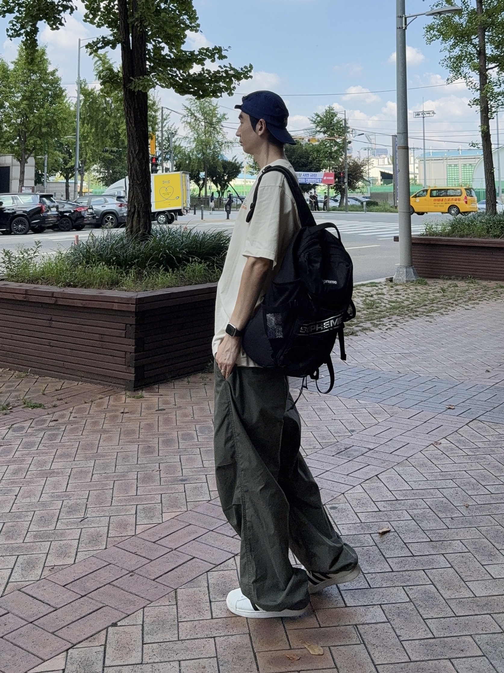 Adidas Superstar White Black, Uniqlo C Wide Parachute Pants Olive - KR 착용 스타일 - 1