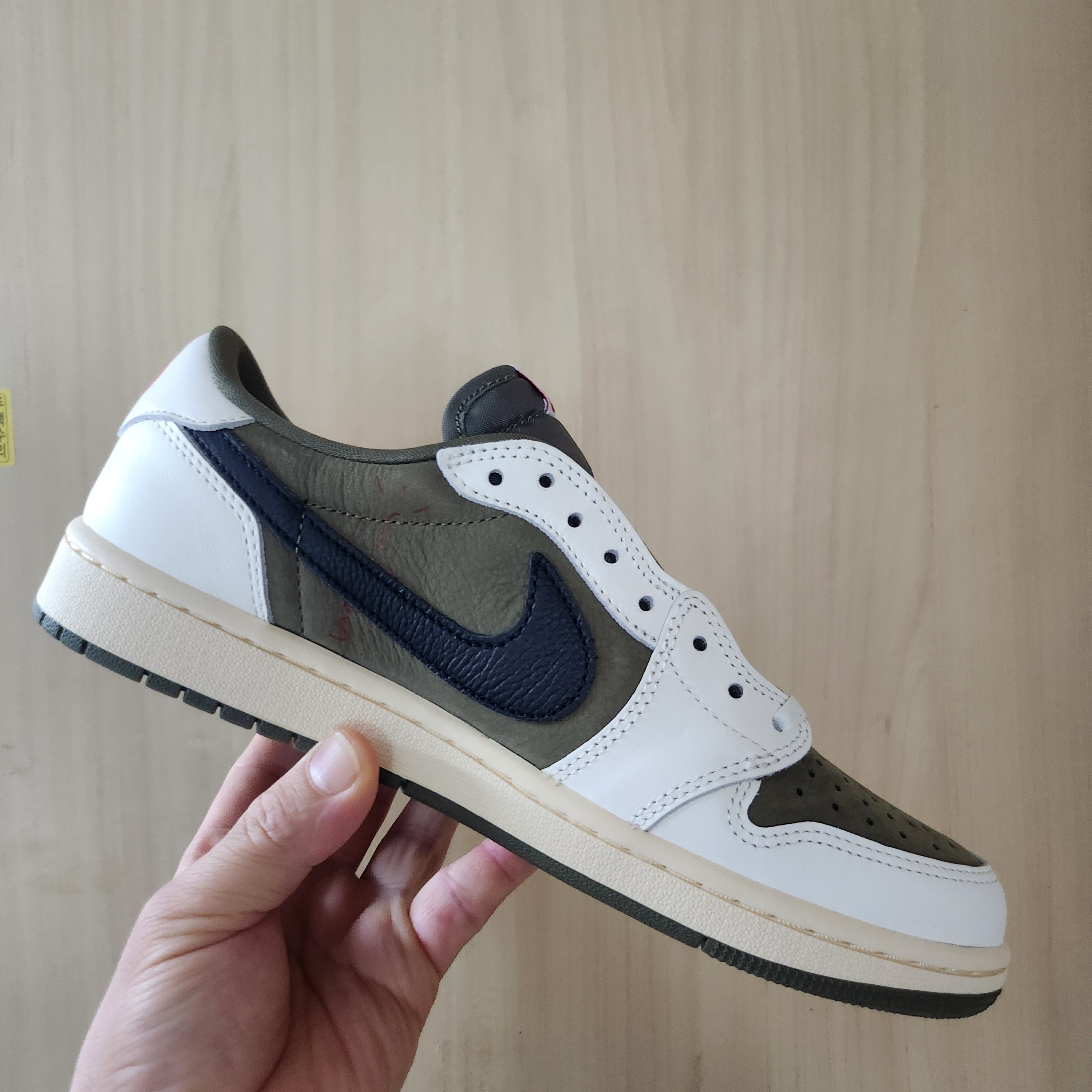 Jordan 1 x Travis Scott Retro Low OG SP Reverse Olive 착용 스타일 - 1