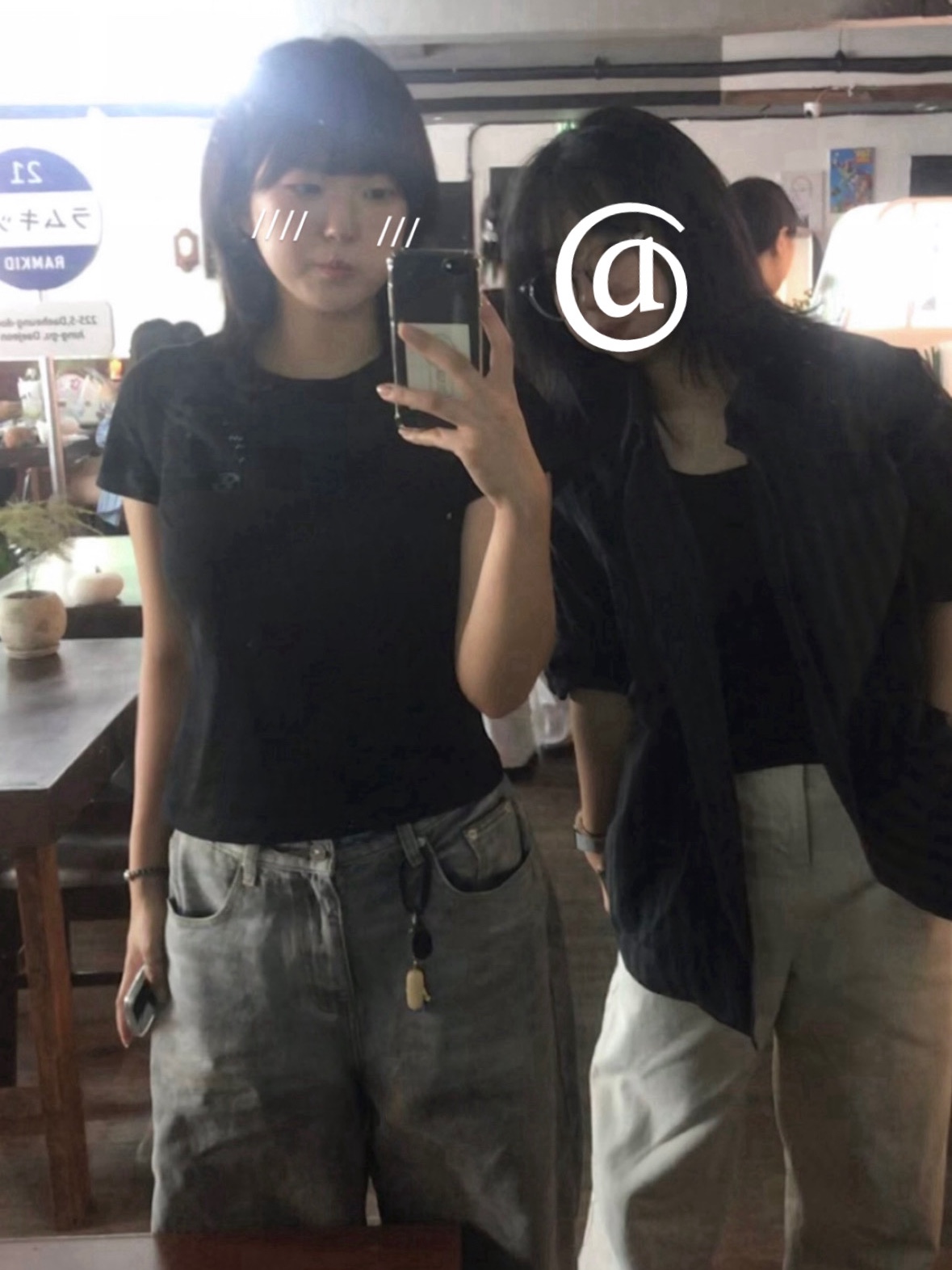 (W) Sansan Gear Logo T-Shirt  Black - 25SS 착용 스타일 - 3