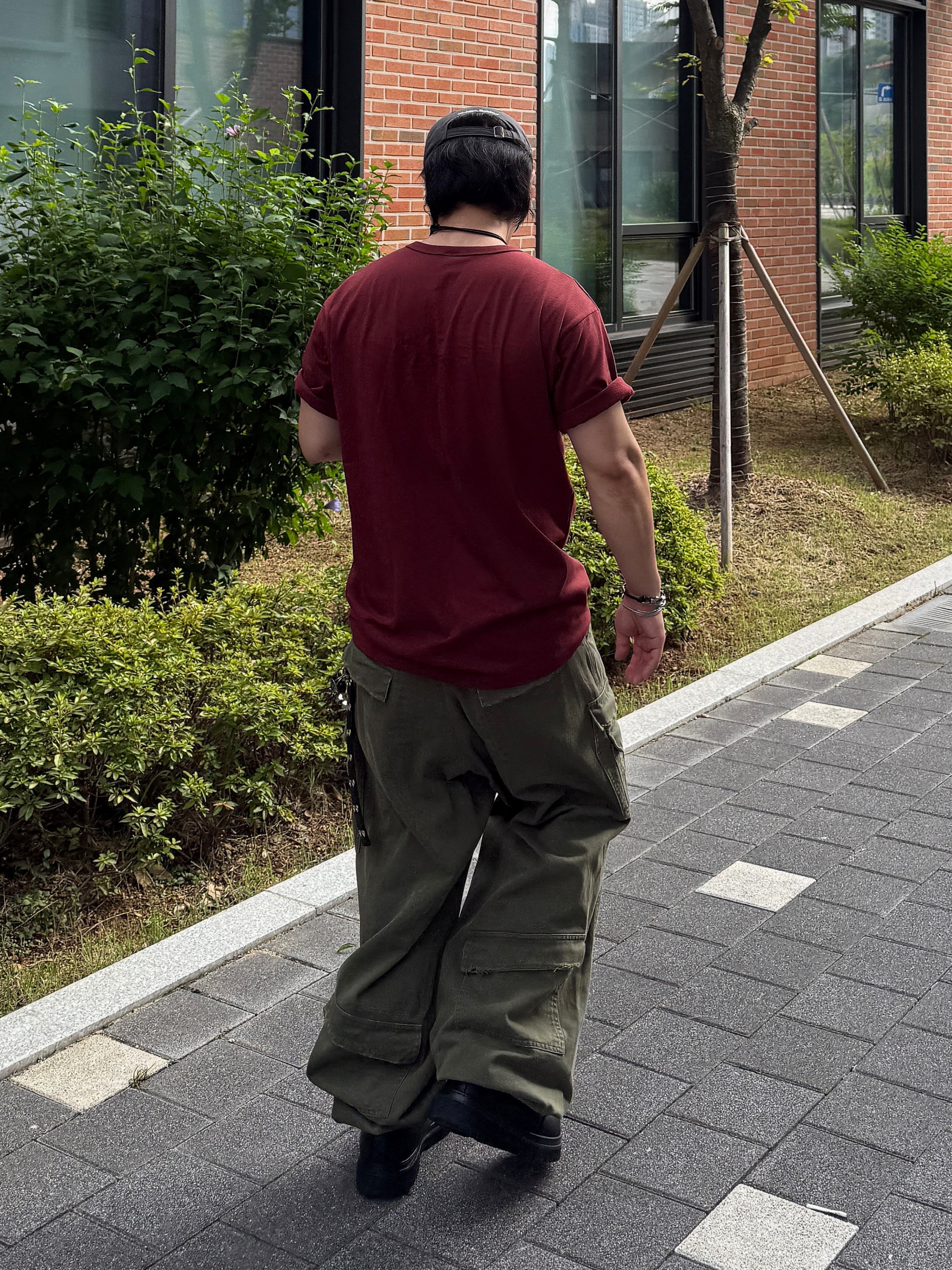 Nonnod Double Pocket Cargo Pants Vintage Khaki, Kamien x MJD Double Hole Belt Black Shearling Calfskin 착용 스타일 - 4