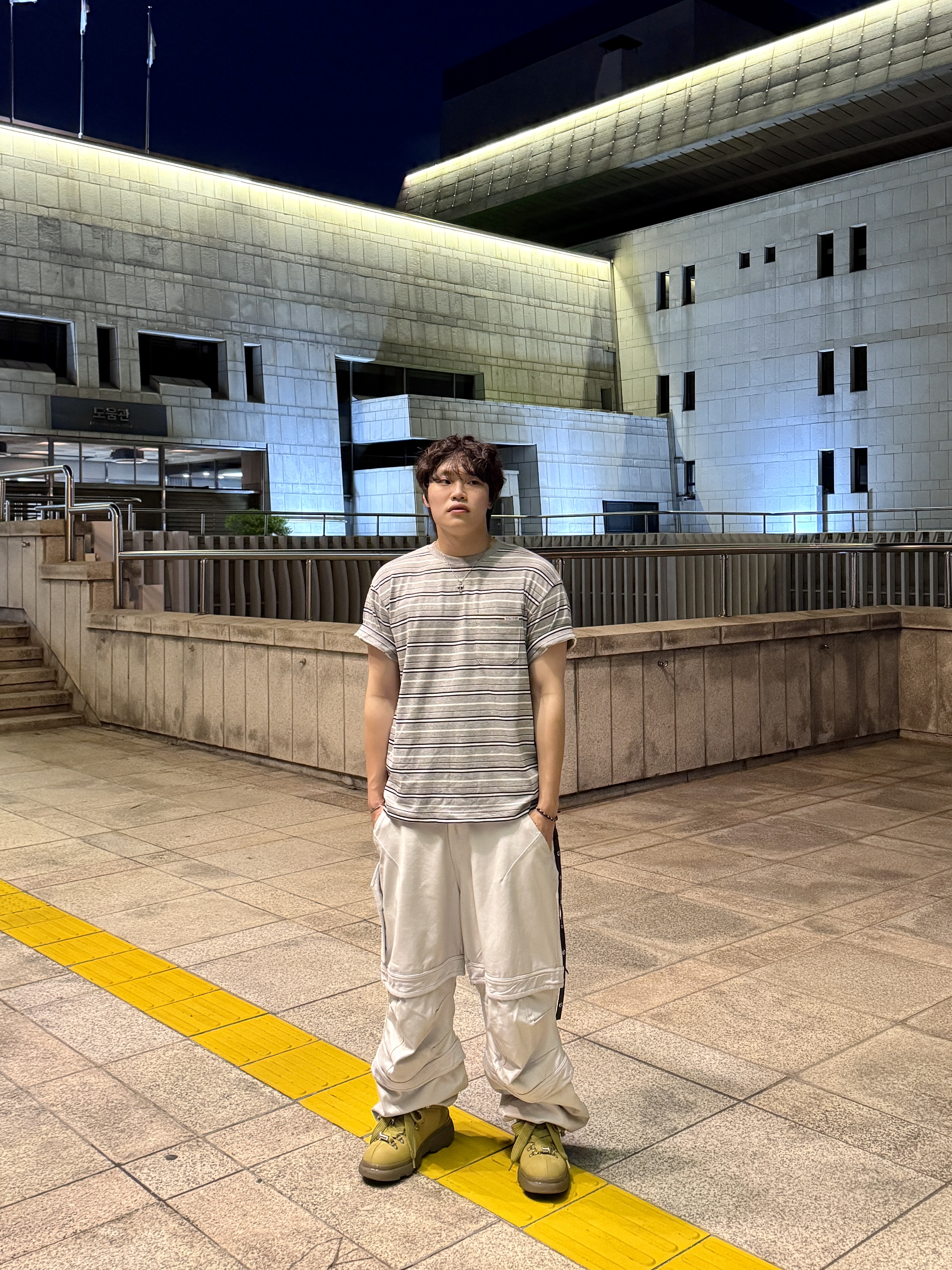 Farfromwhat Far Layered Work Pants White, Burberry Trek Boots Manilla 착용 스타일 - 4