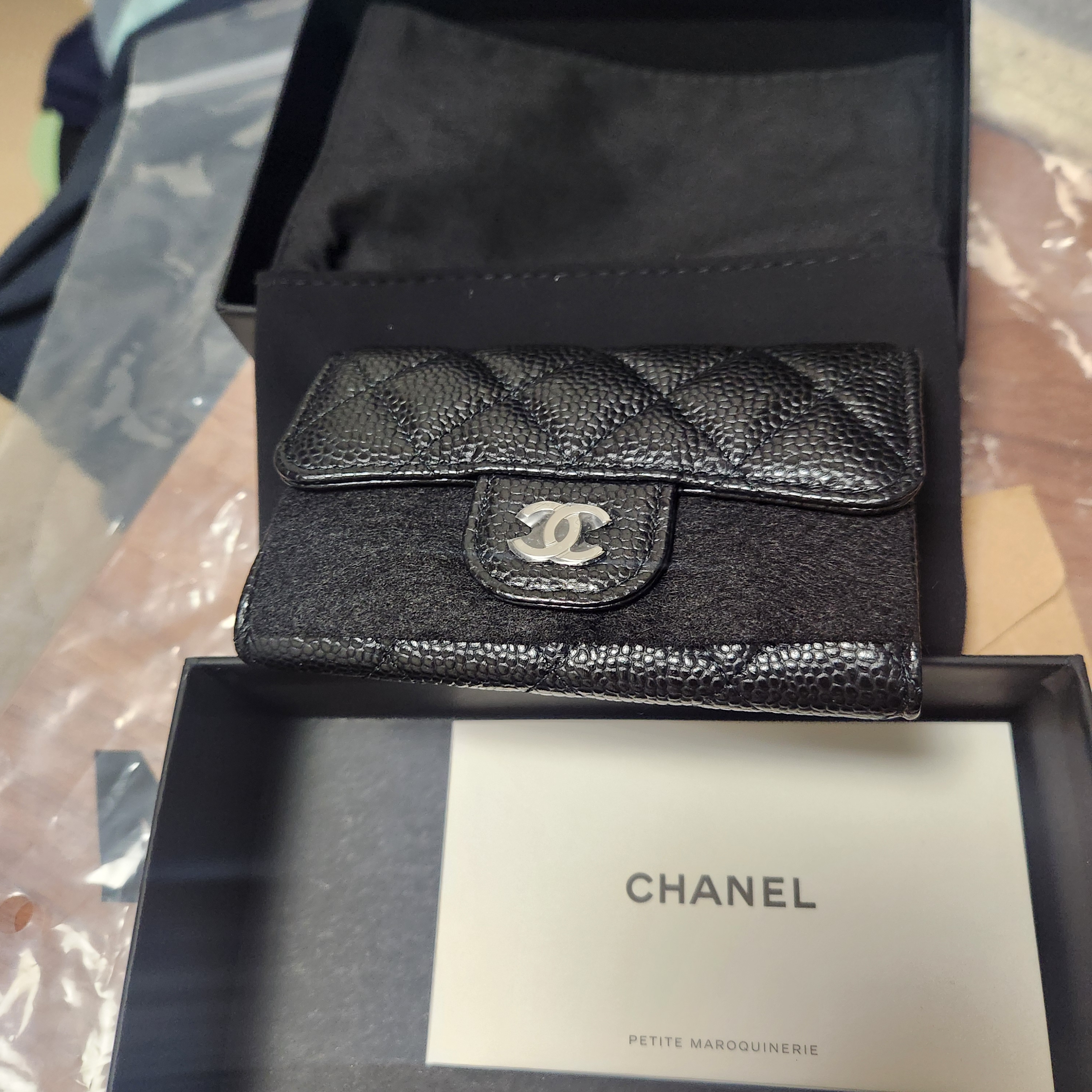 Chanel Classic Card Holder Grained Calfskin & Silver Black 착용 스타일