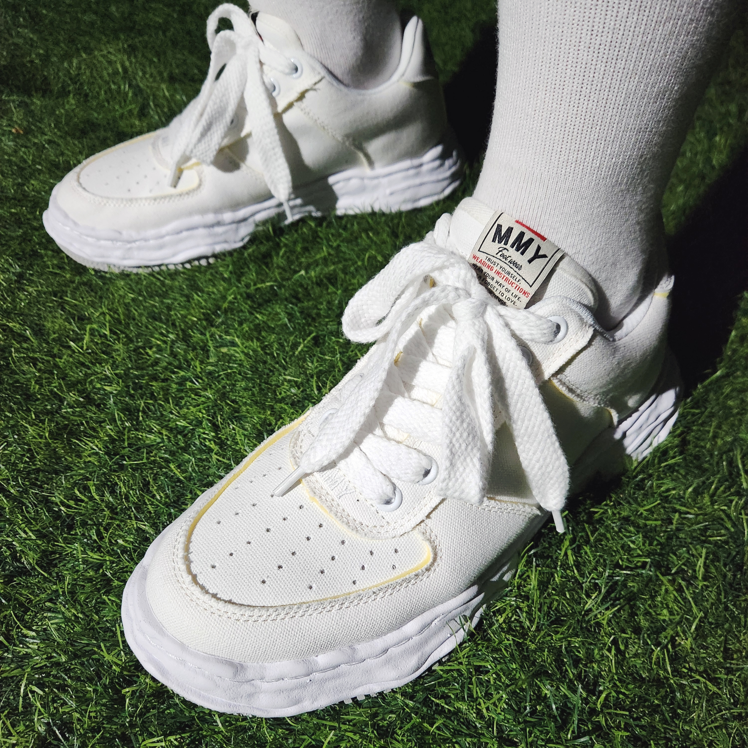 BAPE One Point BAPE Bee Relaxed Fit T-Shirt Gray, Maison Mihara Yasuhi Wayne OG Sole Sneakers White 착용 스타일 - 5