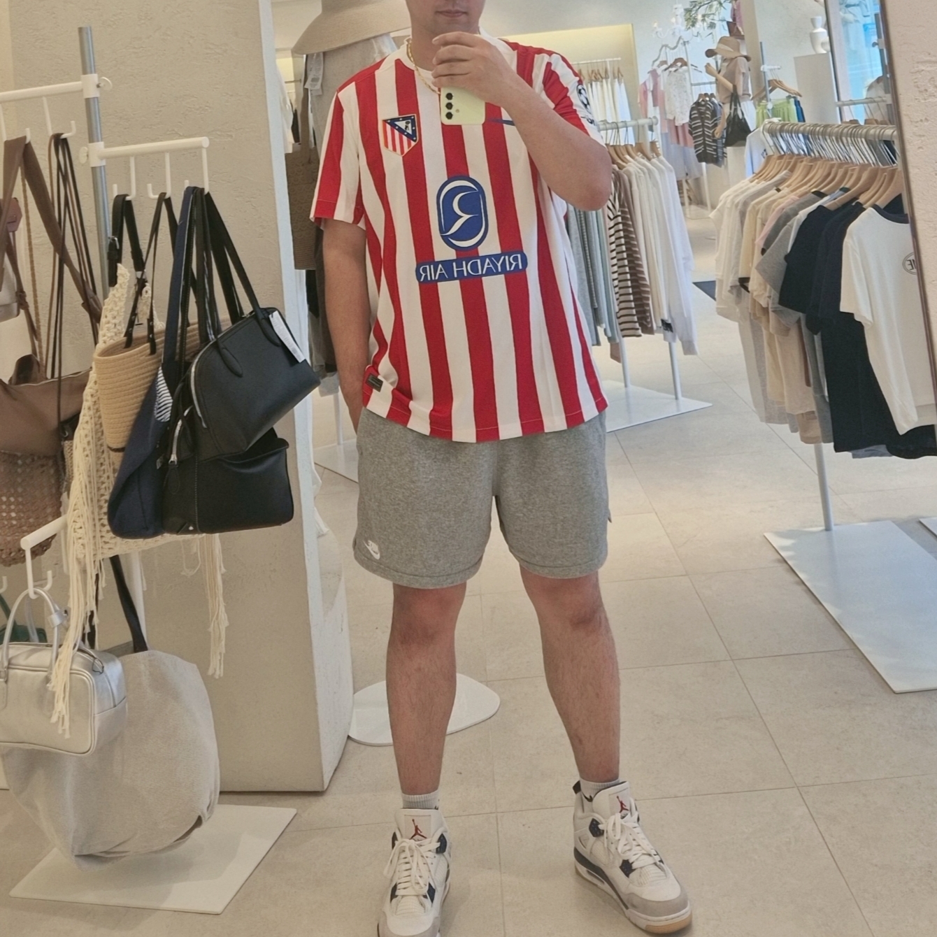 Puma Manchester City 2025/26 Away Replica Jersey Black (Non Marking Ver.), Nike Atletico Madrid 2025/26 Stadium Home Dri-Fit Soccer Replica Jersey Sport Red White (Non Marking Ver.) 착용 스타일 - 4