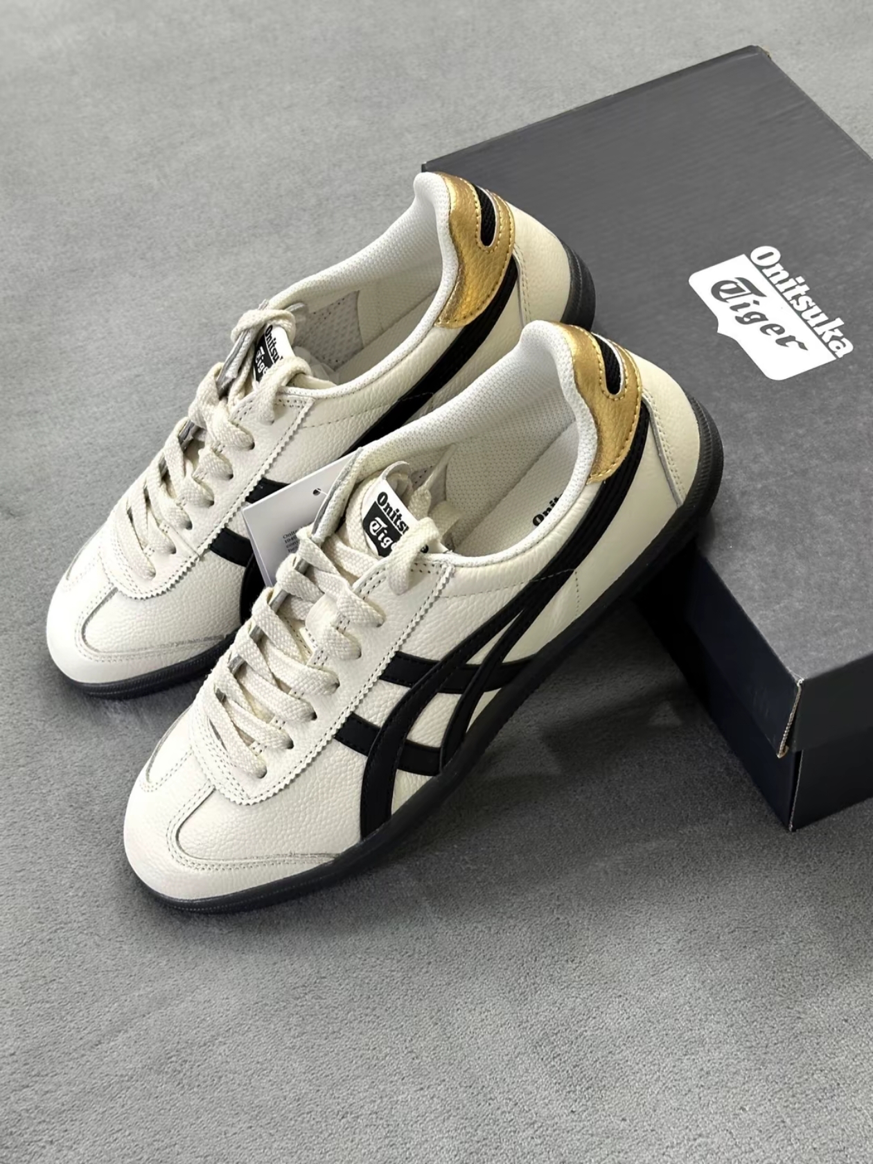 Onitsuka Tiger Tokuten White Black, Adidas Samba OG Cloud White 착용 스타일 - 3