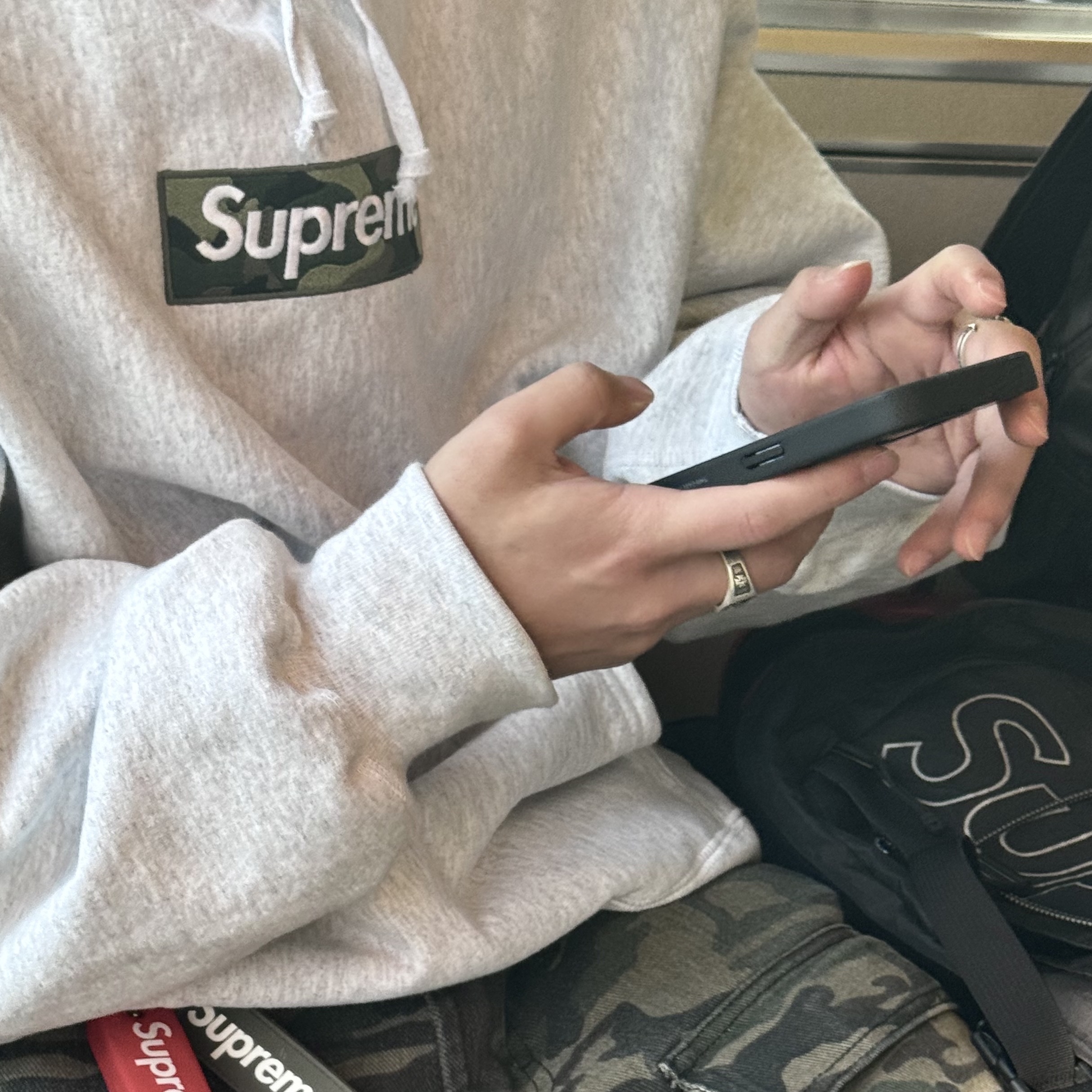 Supreme Box Logo Hooded Sweatshirt Ash Grey - 23FW, Supreme Backpack Black - 18FW 착용 스타일