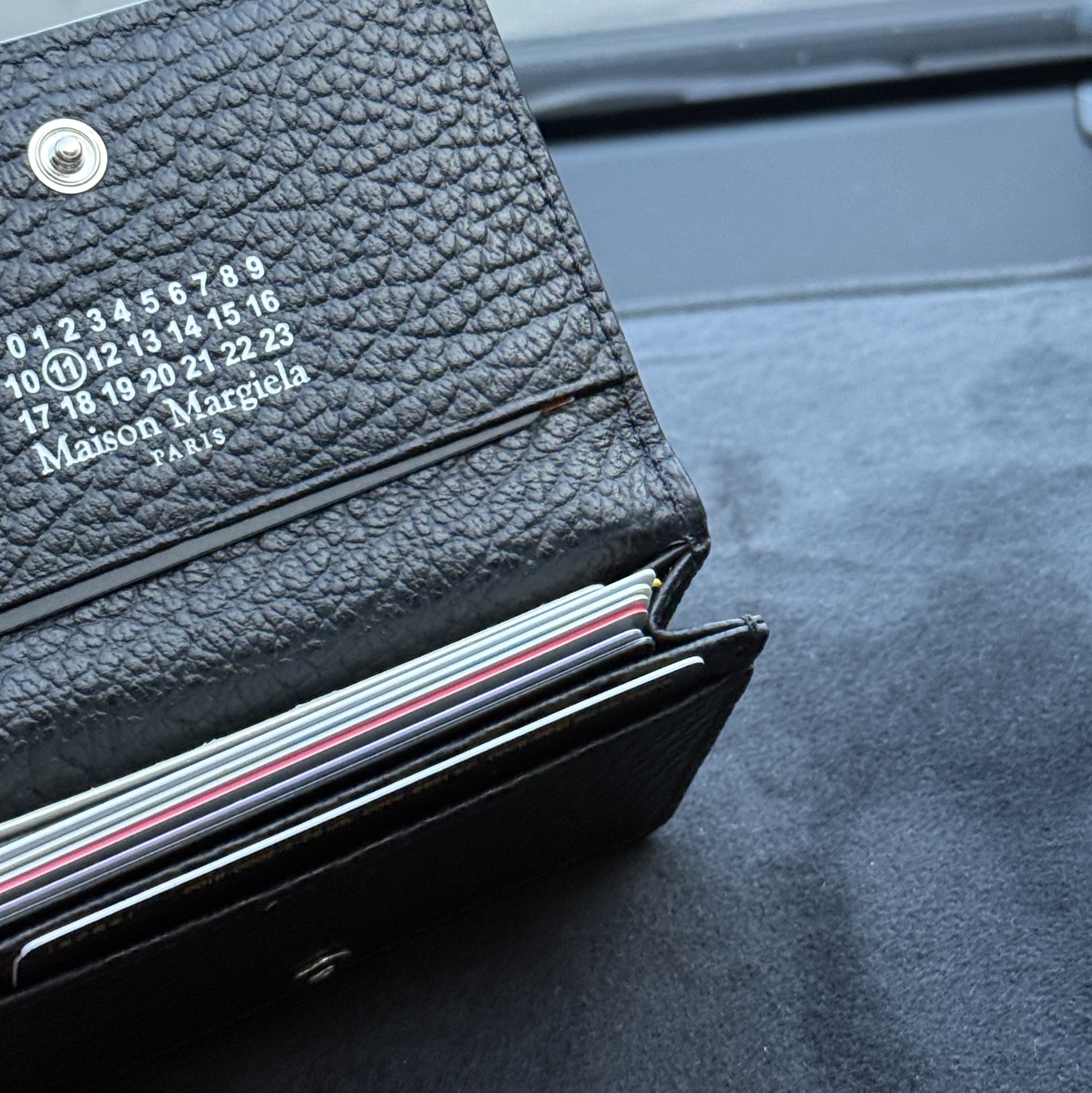 Maison Margiela Stitch Leather Flap Card Holder Black 착용 스타일 - 3