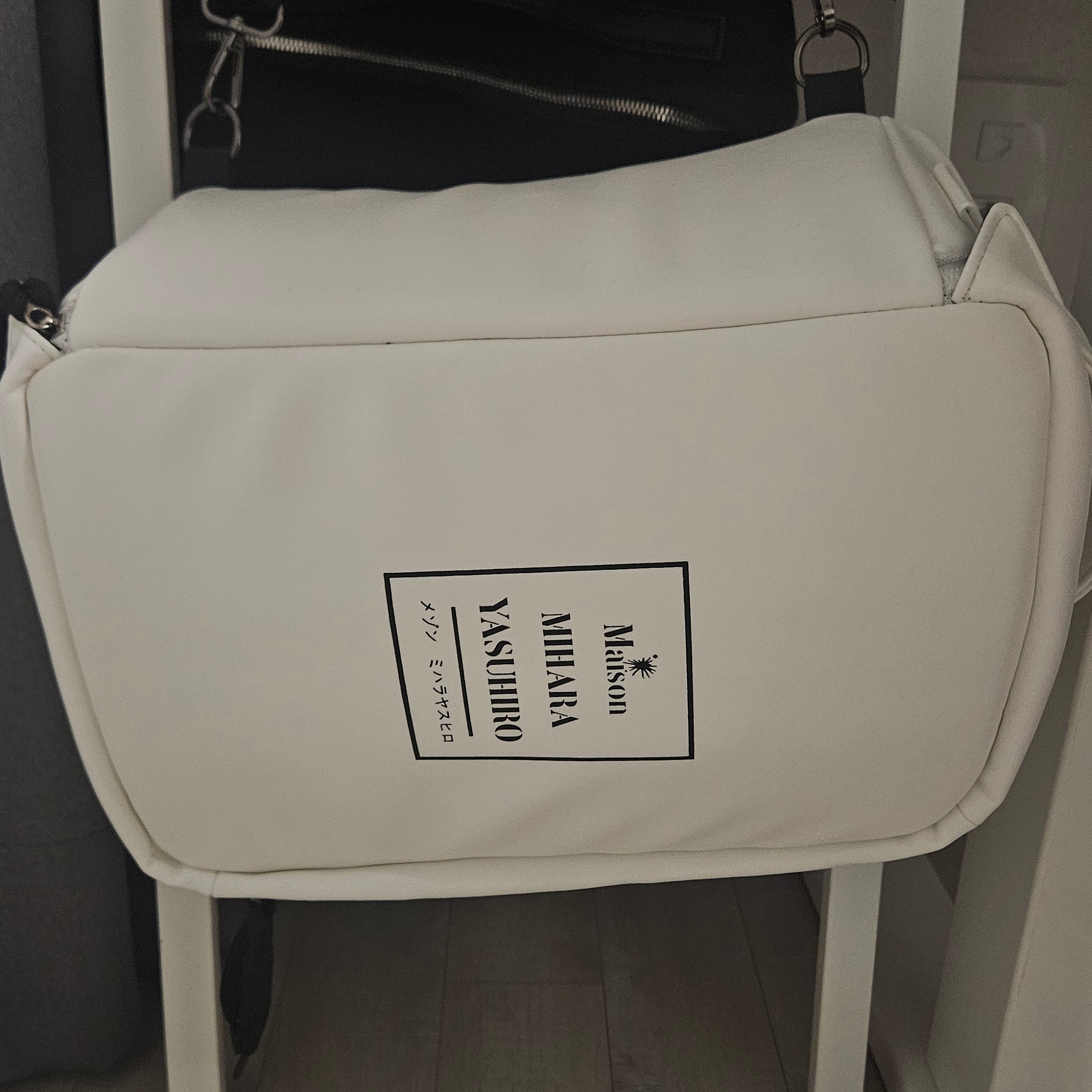 Odyssey x Maison Mihara Yasuhiro Cross Bag White 착용 스타일