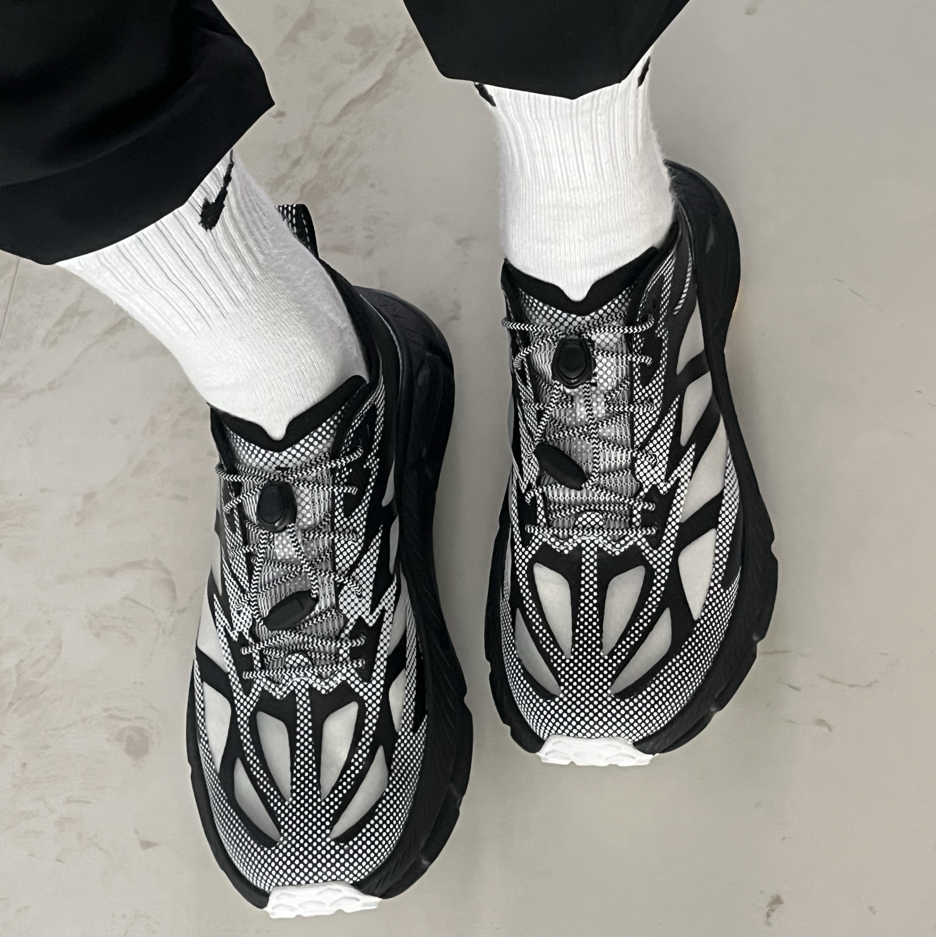 Hoka Mafate Speed 4 Lite TS Black White 착용 스타일