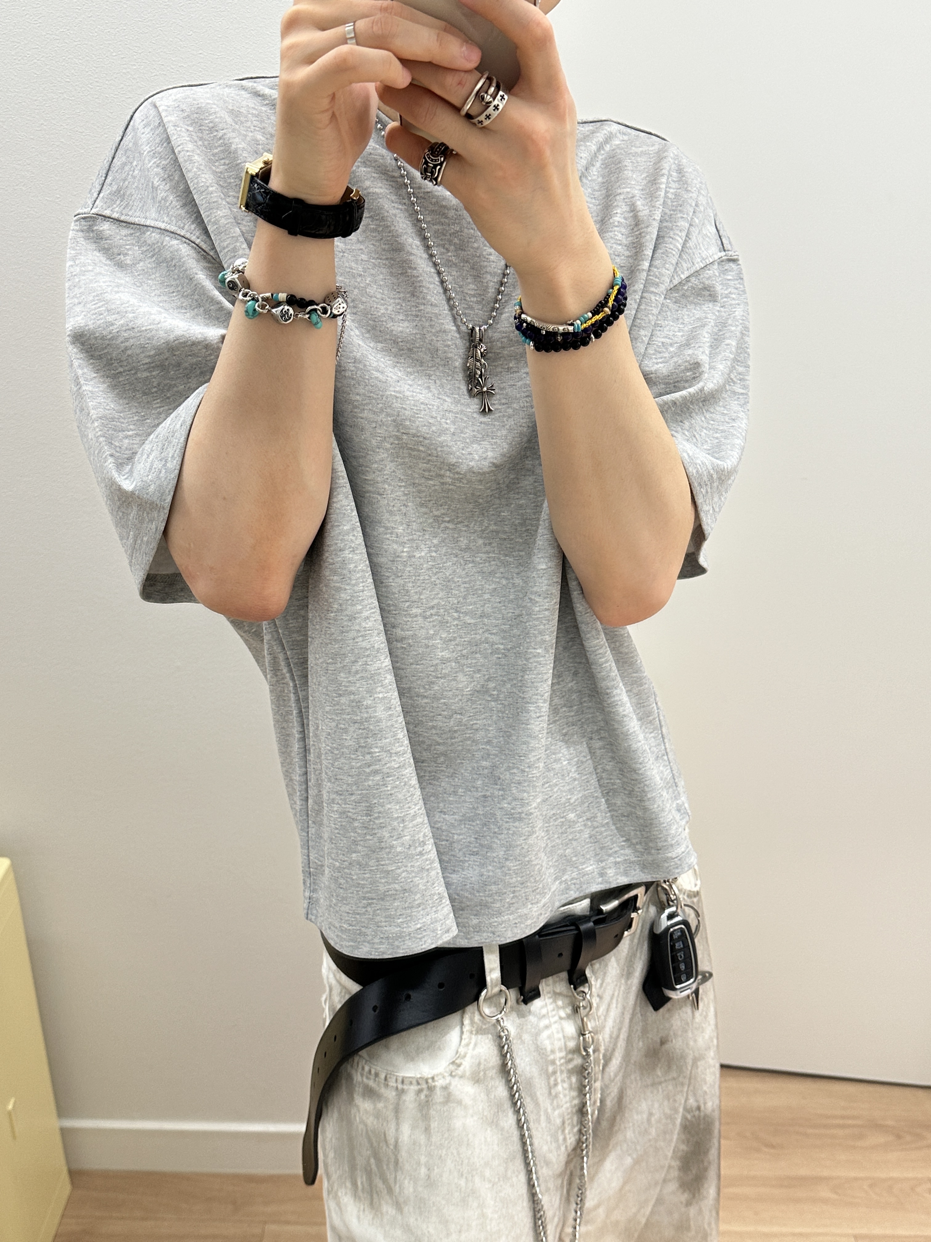 Nonnod Cropped V-Neck T-Shirt Grey 착용 스타일 - 2