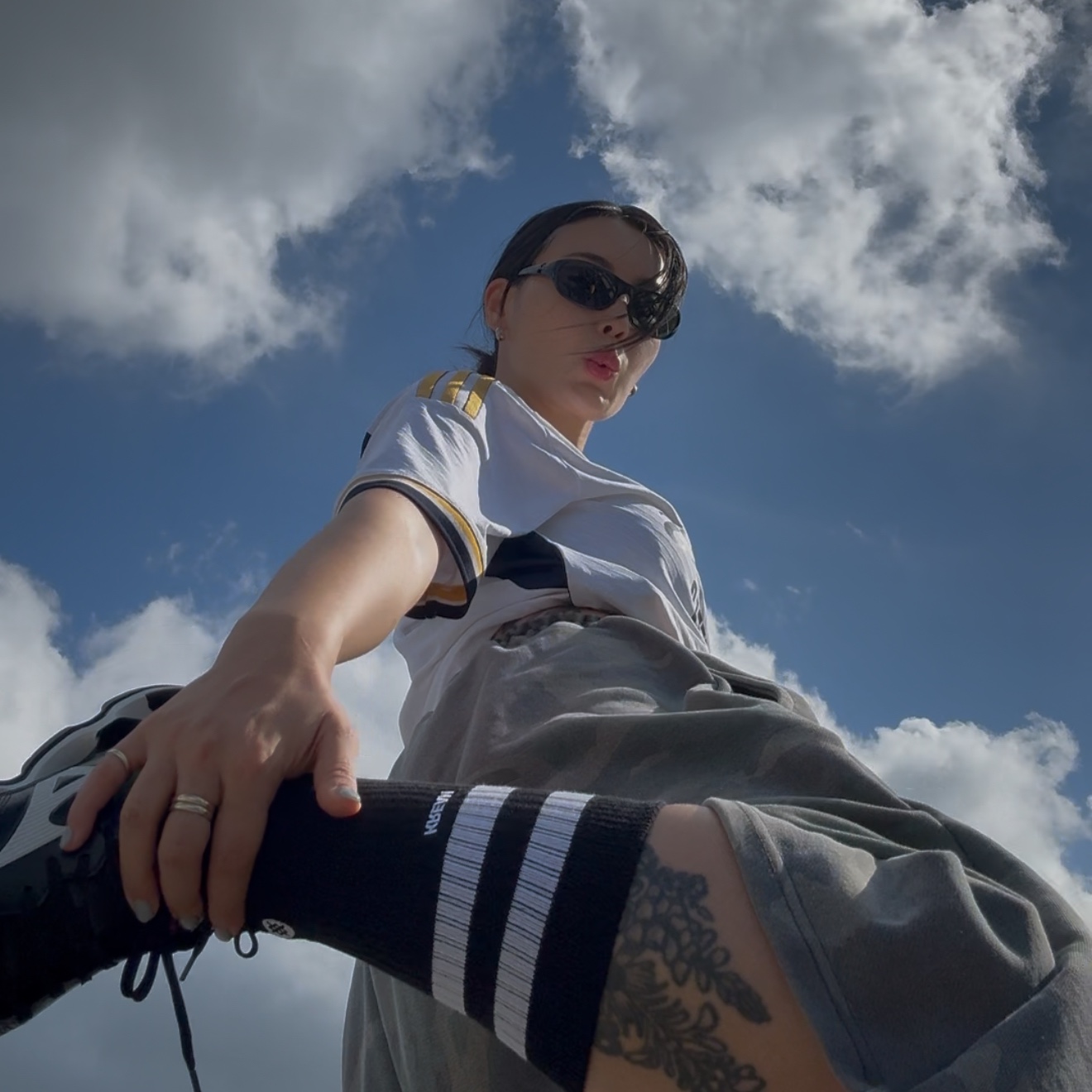 KREAM MERCH KREAM x STANCE Stripe Black - 25FW, KREAM MERCH KREAM x STANCE Basic Crew White  - 25FW 착용 스타일 - 1