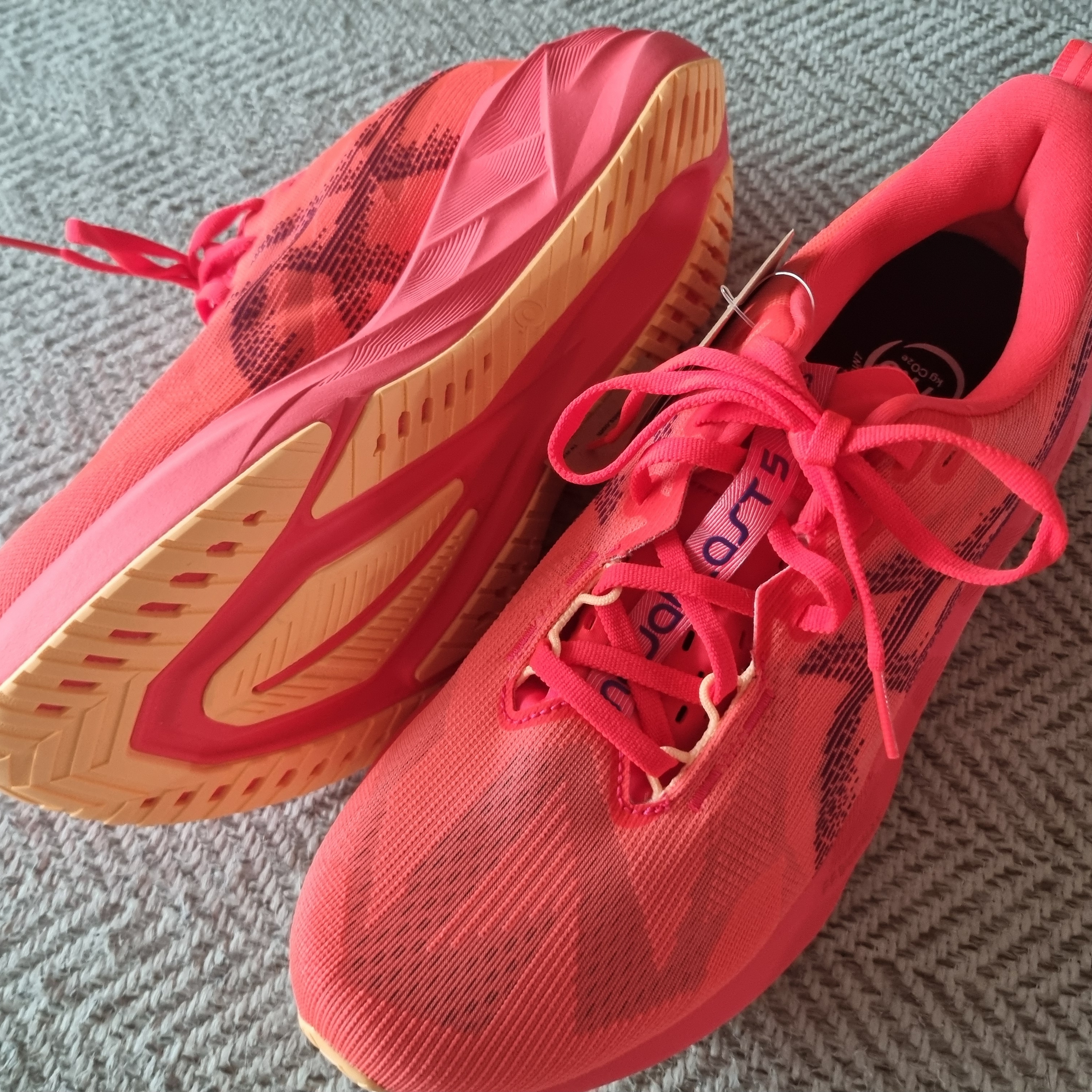 Asics Novablast 5 Flash Red Edo Purple 착용 스타일 - 2