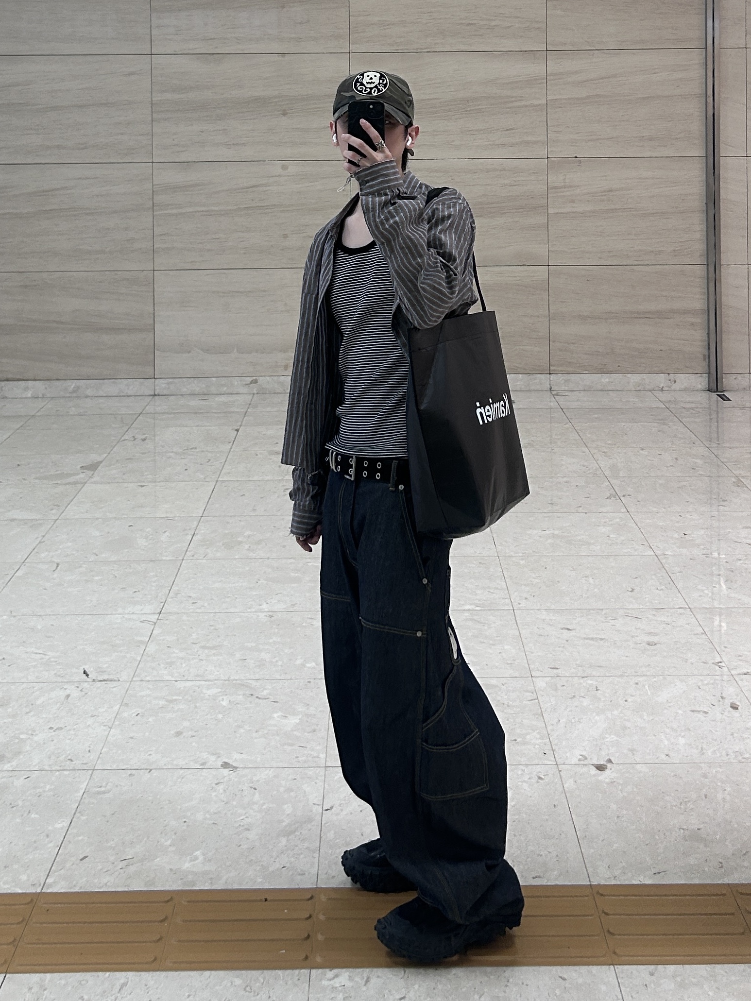 GRAILZ x KOIN SEOUL Carpenter Raw Denim Pants Indigo, Kamien x MJD Double Hole Belt Black Shearling Calfskin 착용 스타일 - 2