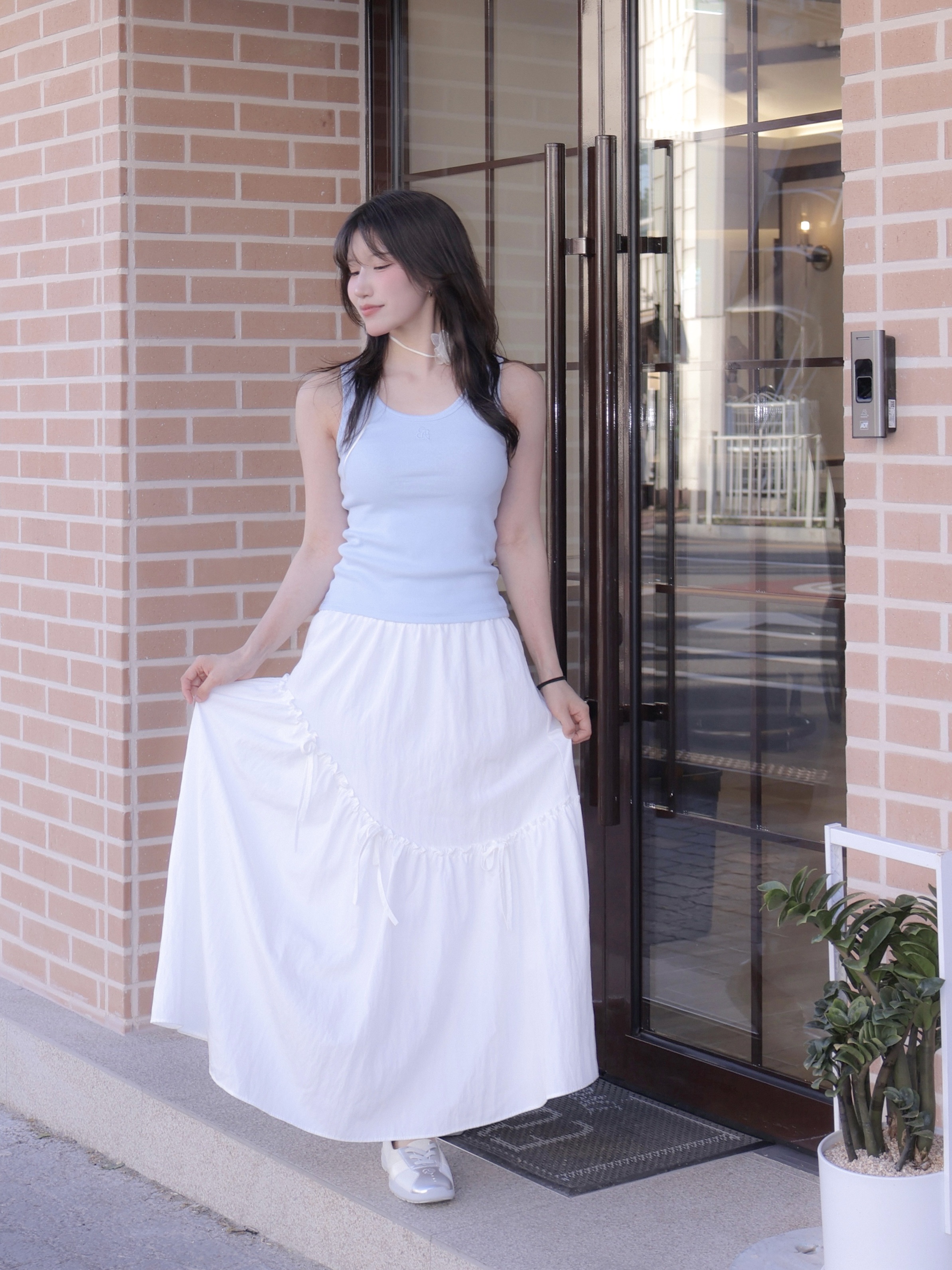 MUCENT Color-Pop Button Crop Sleeveless Sora, COYSEIO Shirring Midi Skirt White 착용 스타일 - 4