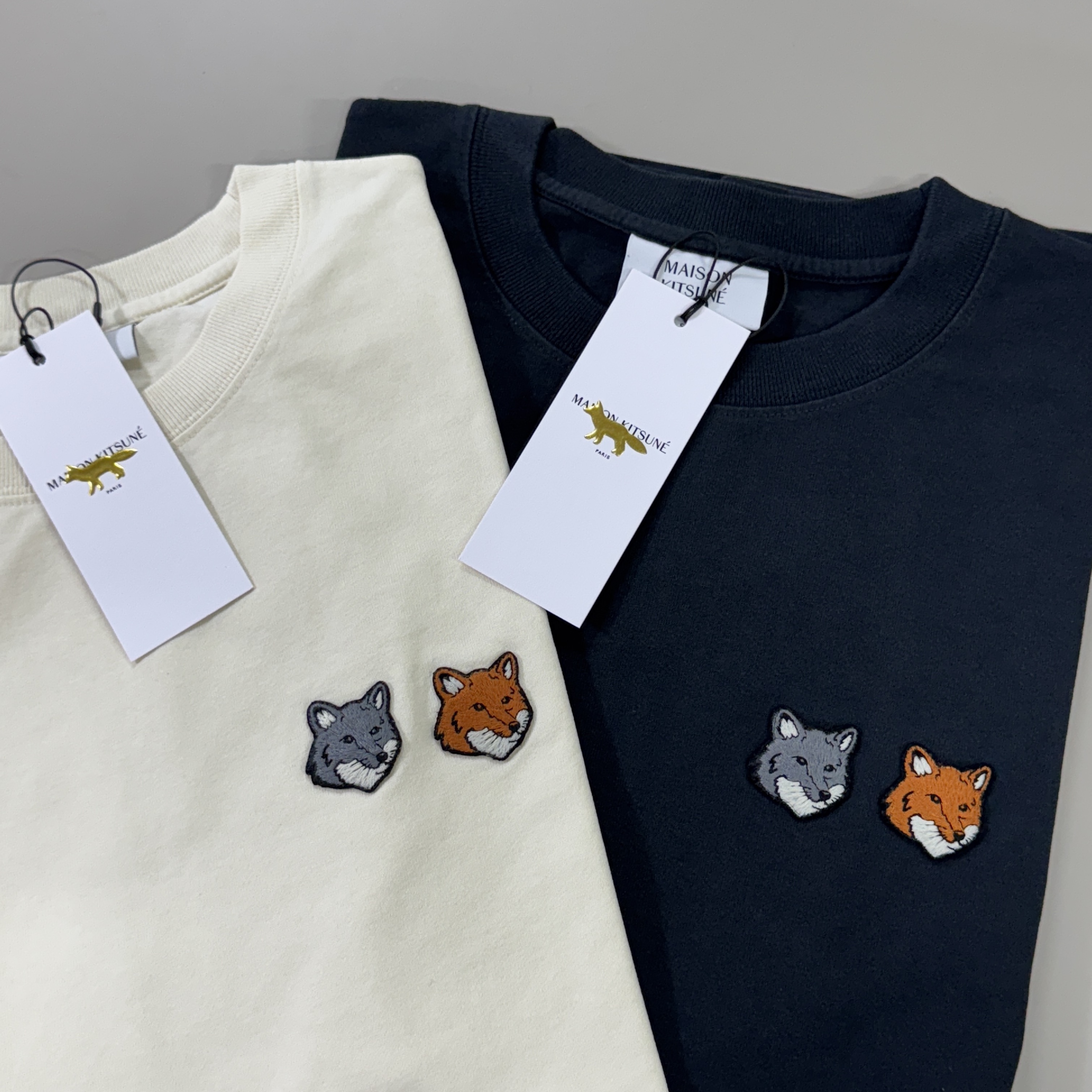 Maison Kitsune Double Bold Fox Head Comfort T-Shirt Anthracite, Maison Kitsune Double Fox Head Patch Classic T-Shirt Anthracite 착용 스타일