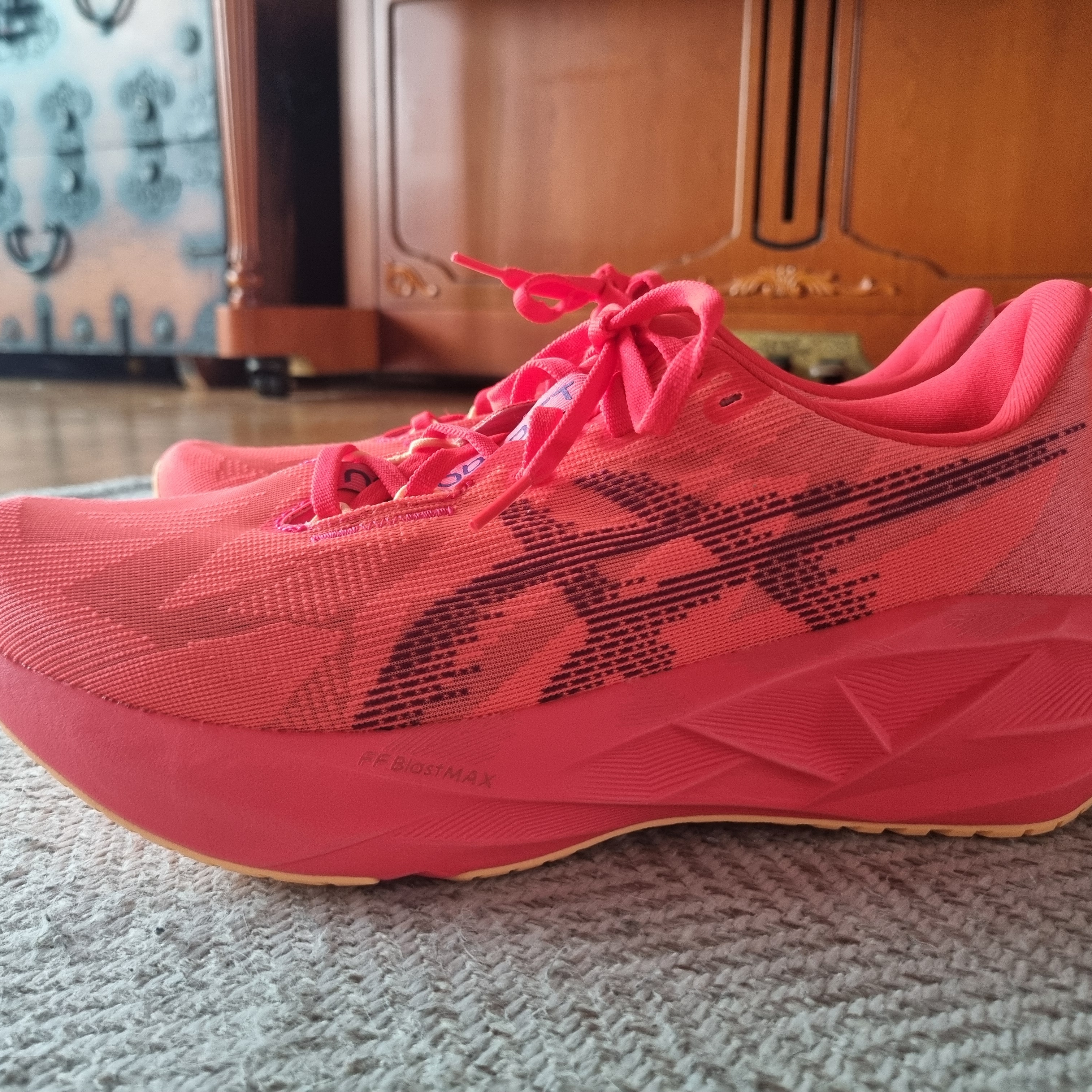 Asics Novablast 5 Flash Red Edo Purple 착용 스타일 - 1