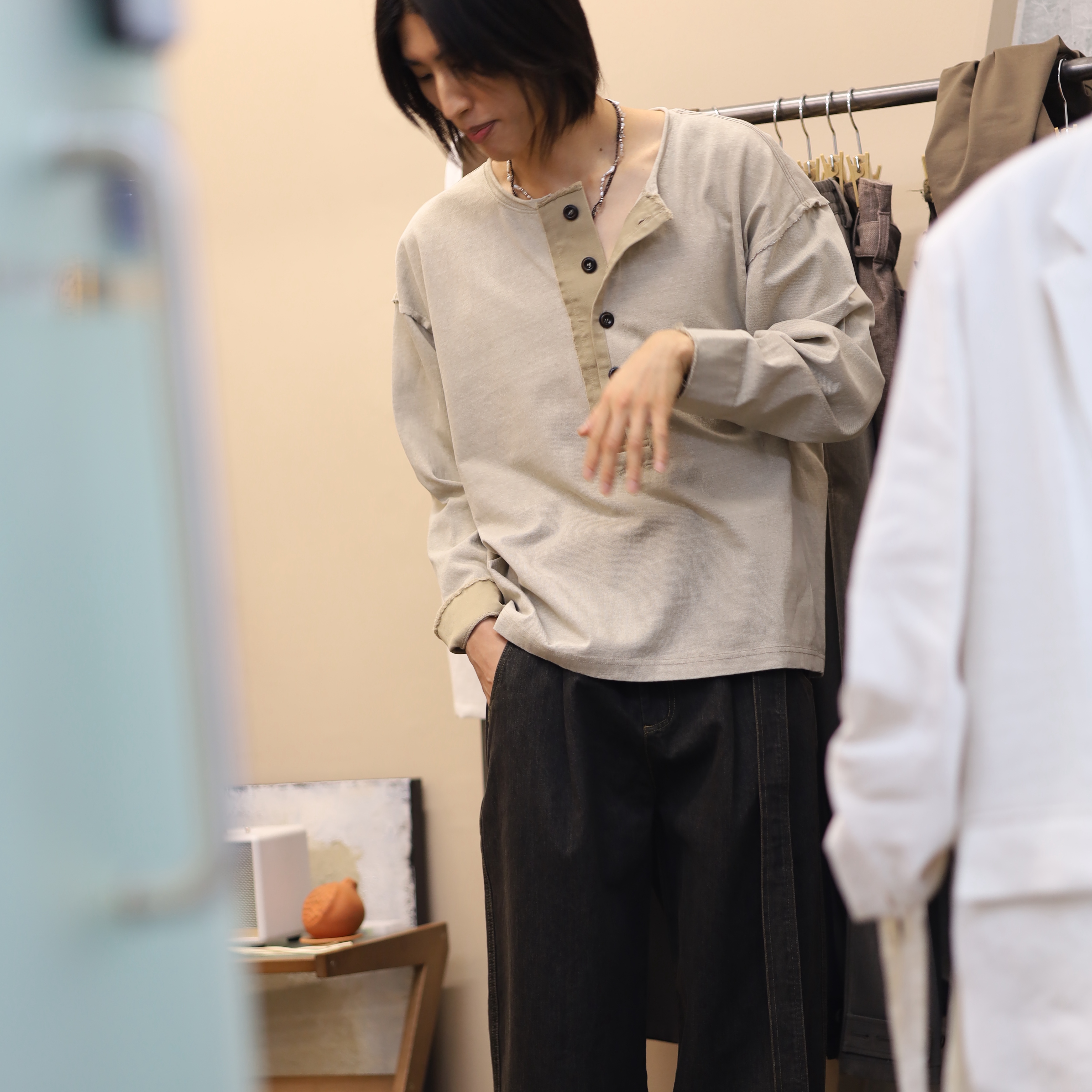NA A NANA Pleats Belted Denim Pants Vintage Black, NA A NANA Cut Off Henley Neck T-Shirt Beige 착용 스타일 - 2