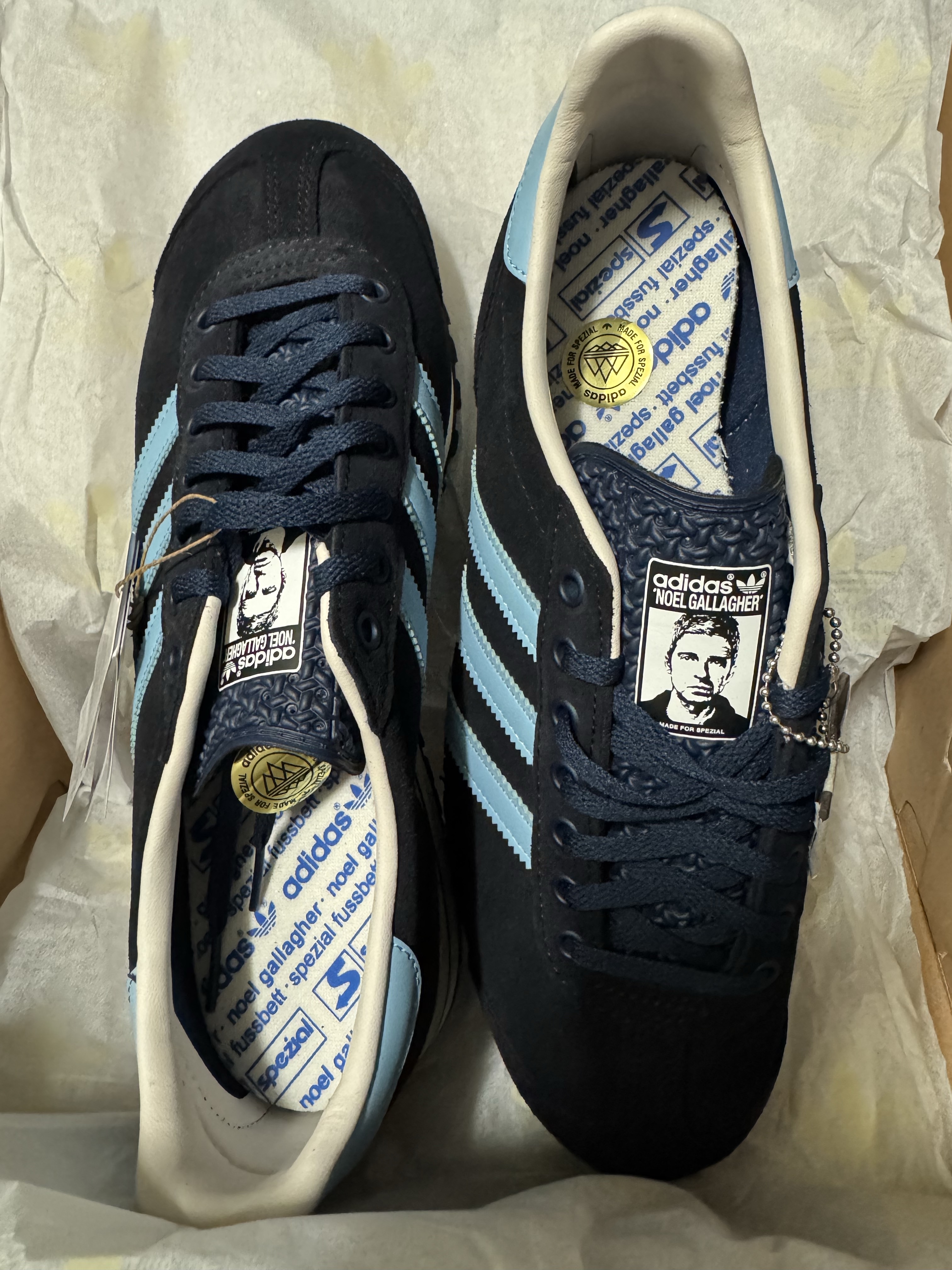 Adidas x Noel Gallagher Marathon Spezial Night Navy Clear Blue, Adidas x Liam Gallagher Achille Spezial Stone Khaki Wonder Beige 착용 스타일 - 3