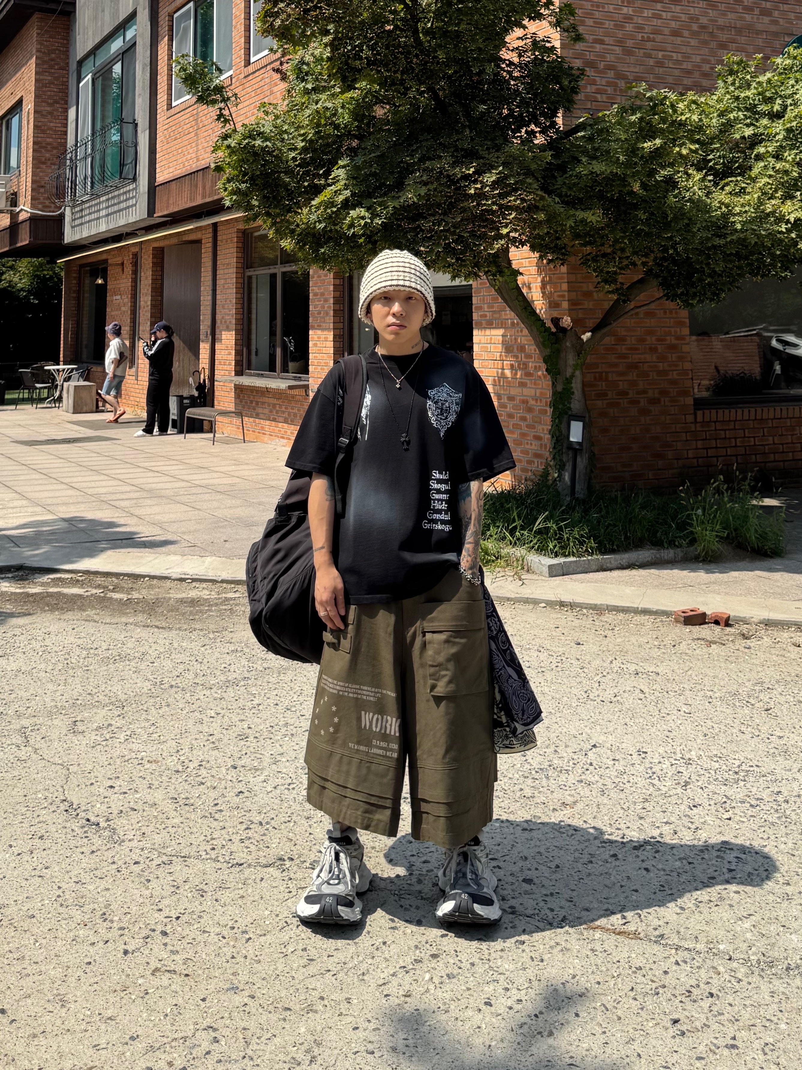 Wapworks Engineered Oxford Bermuda Khaki, Balenciaga Cargo Sneakers White Grey 착용 스타일 - 5