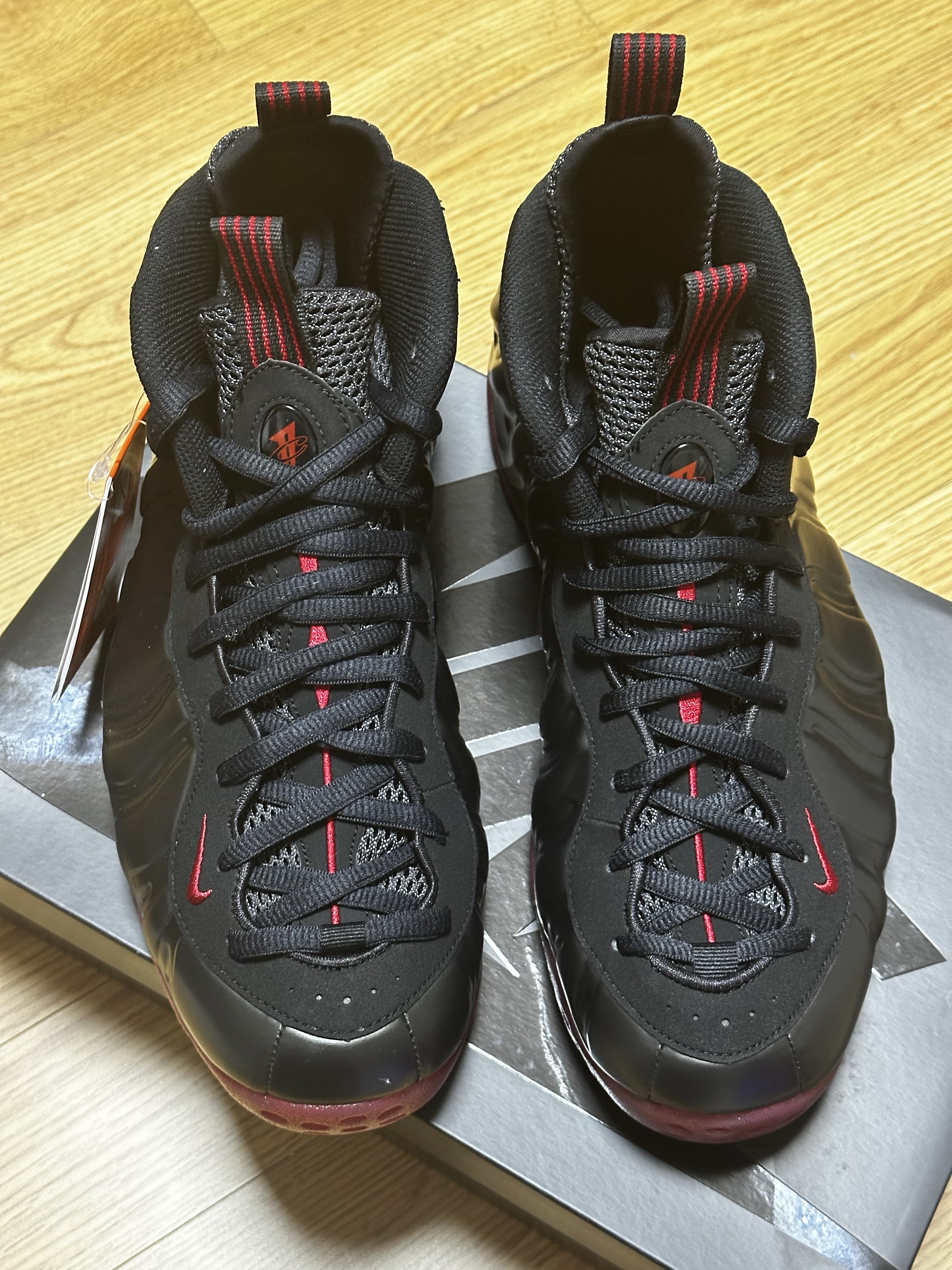 Nike Air Foamposite One Black and Varsity Red 착용 스타일 - 1