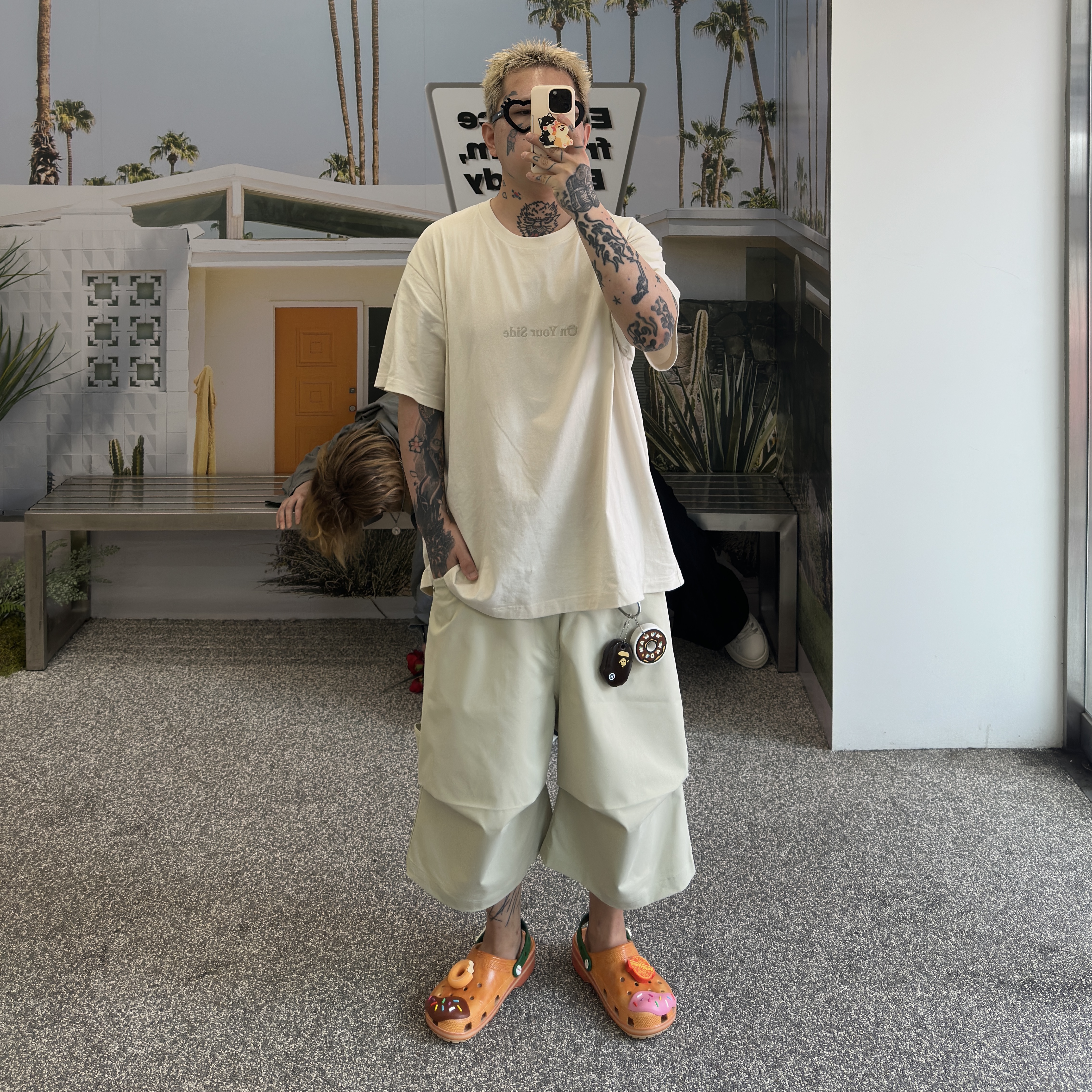 Crocs x Krispy Kreme Doughnuts Classic Clog Golden Hour, Human Made x Krispy Kreme Keycharm Brown 착용 스타일 - 2