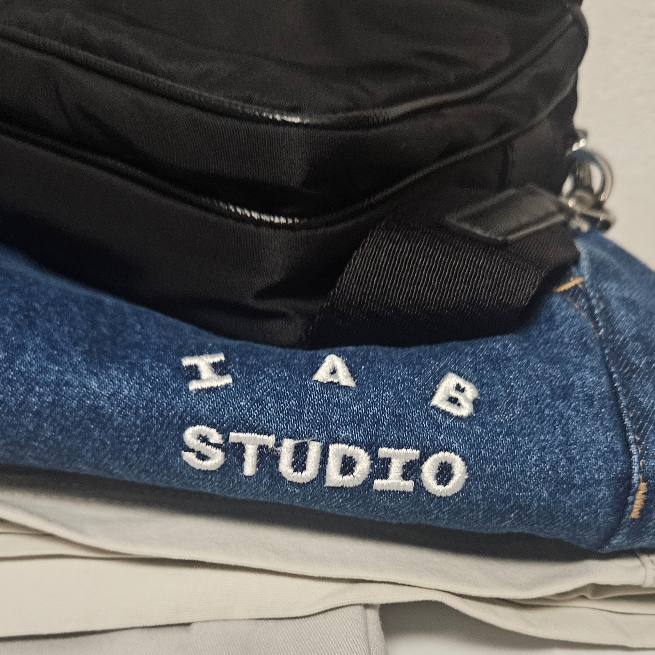 IAB Studio Denim Shorts Deep Blue 착용 스타일