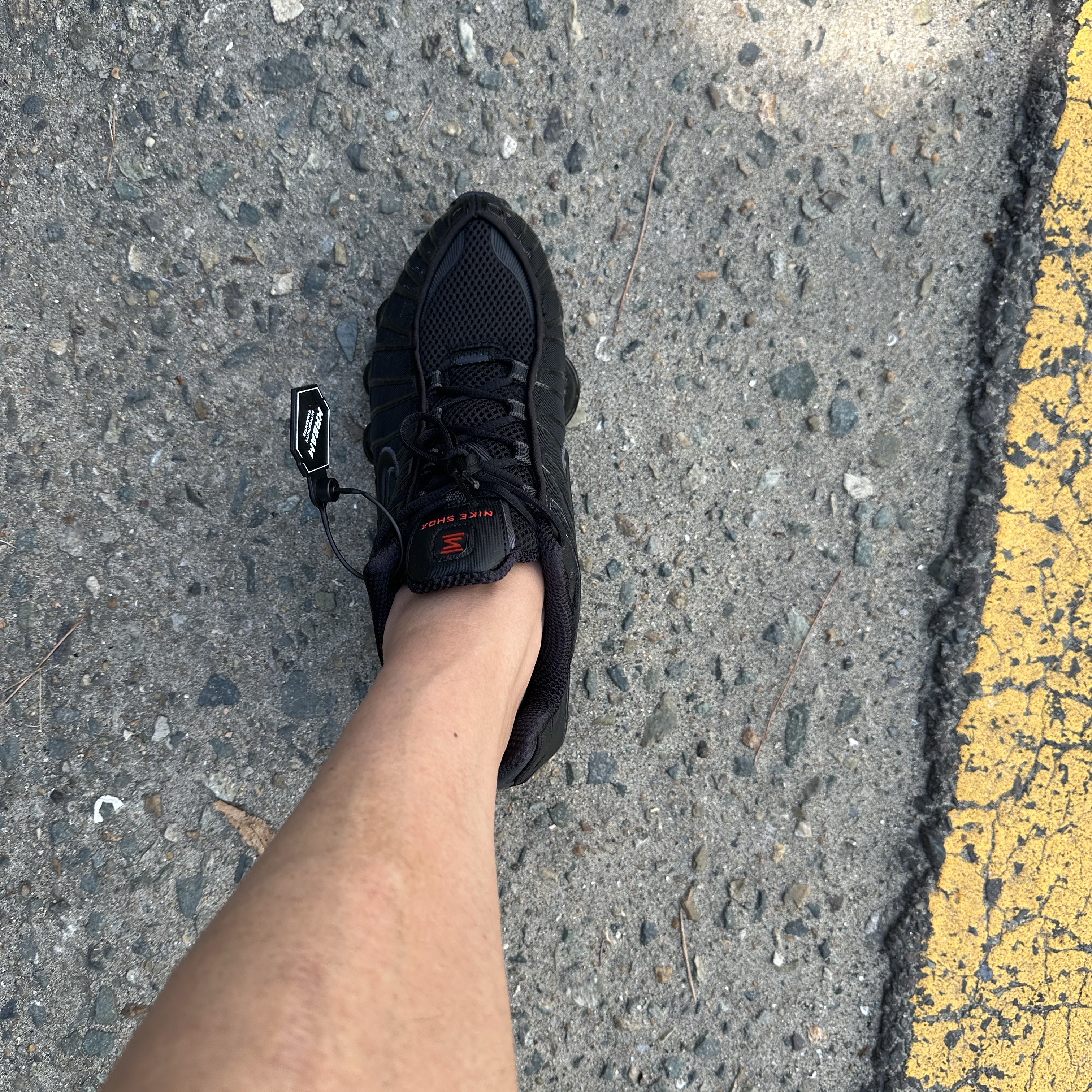 (W) Nike Shox TL Black and Max Orange 착용 스타일 - 2