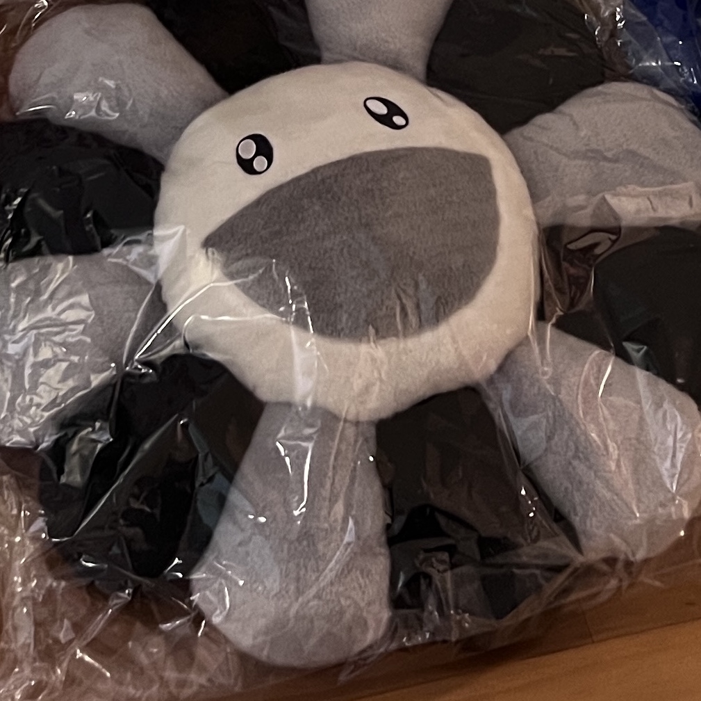 Kaikai Kiki Flower Cushion 60cm Grey Black 착용 스타일