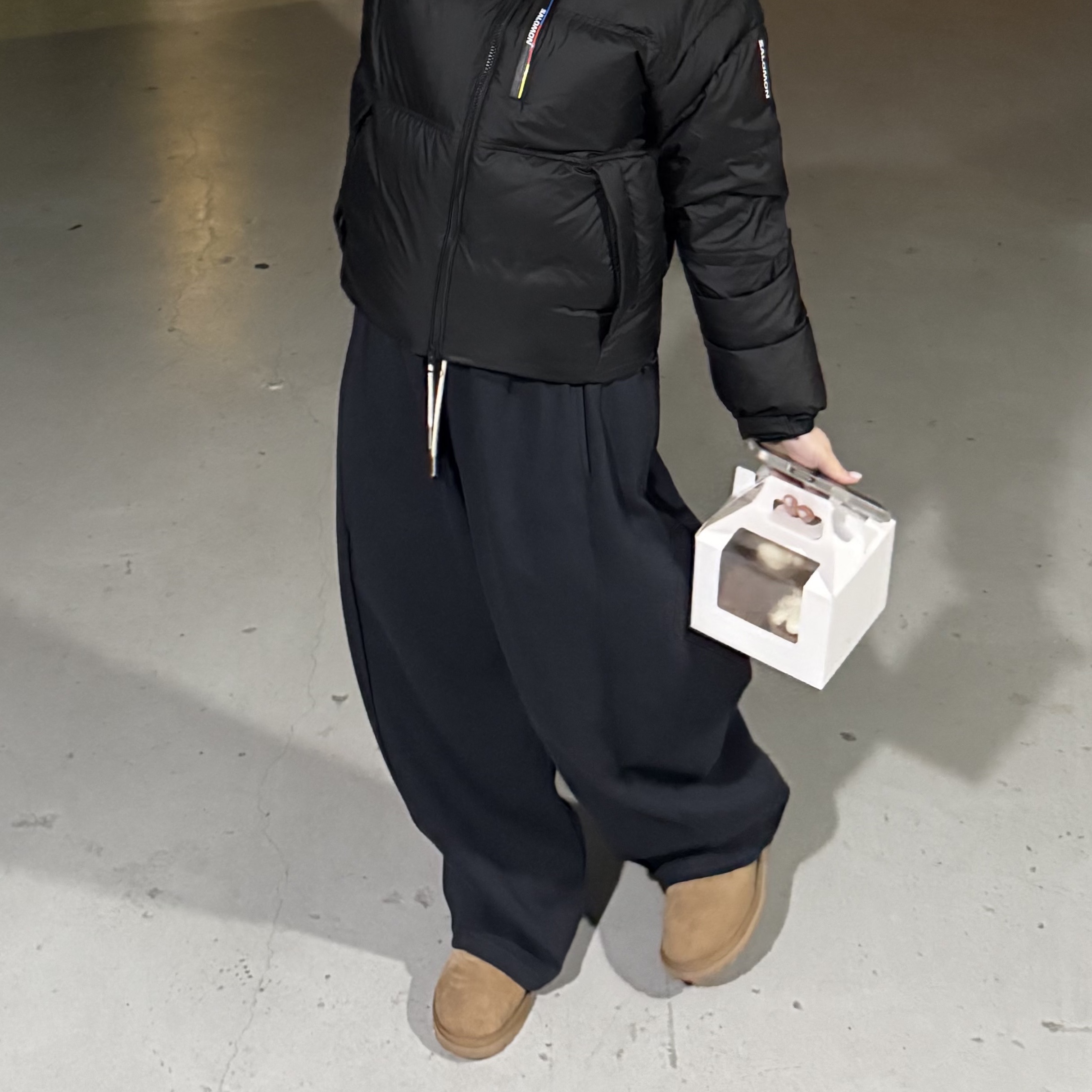 (W) UGG Classic Ultra Mini Boots Chestnut, (W) Salomon Contour Crop Down Jacket Black 착용 스타일 - 1