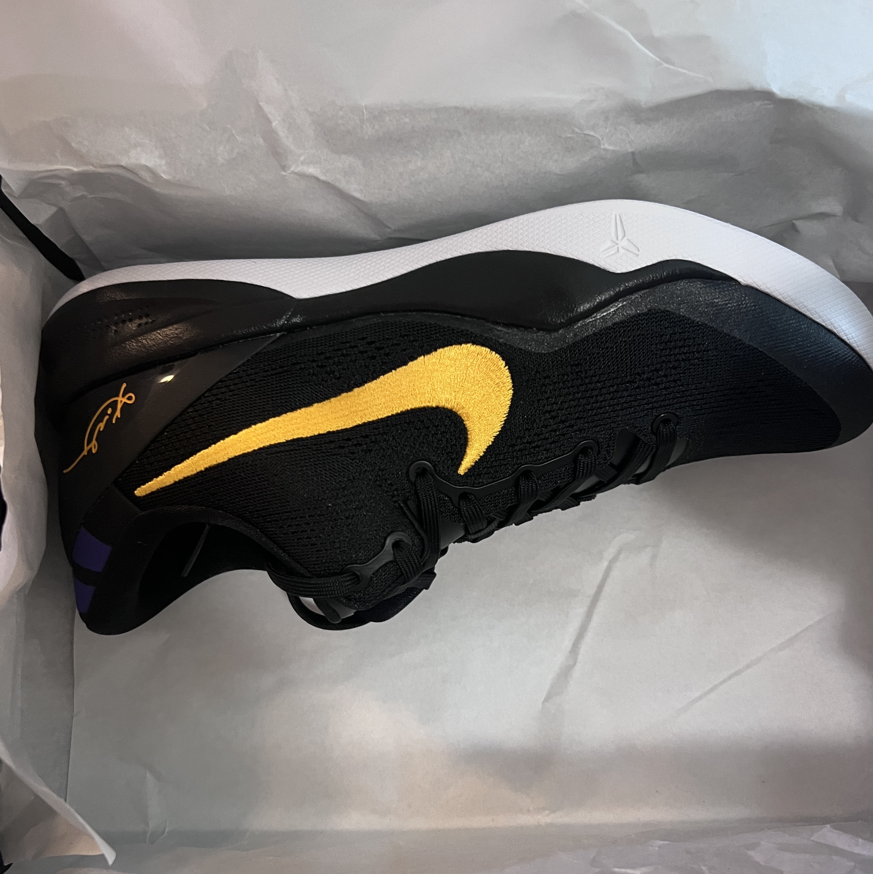 Nike Kobe 8 Protro Black and University Gold 착용 스타일