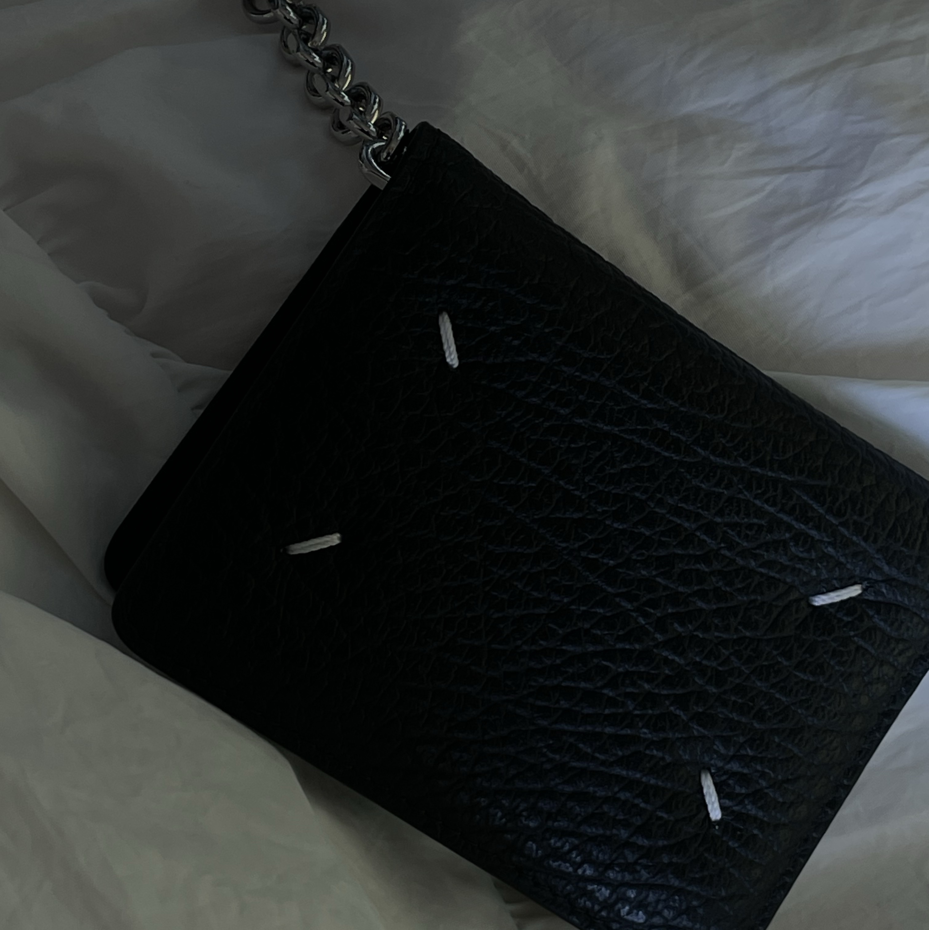 Vivienne Westwood Mayfair Bas Relief Pendant Silver, Maison Margiela Keyring Wallet Black 착용 스타일 - 2
