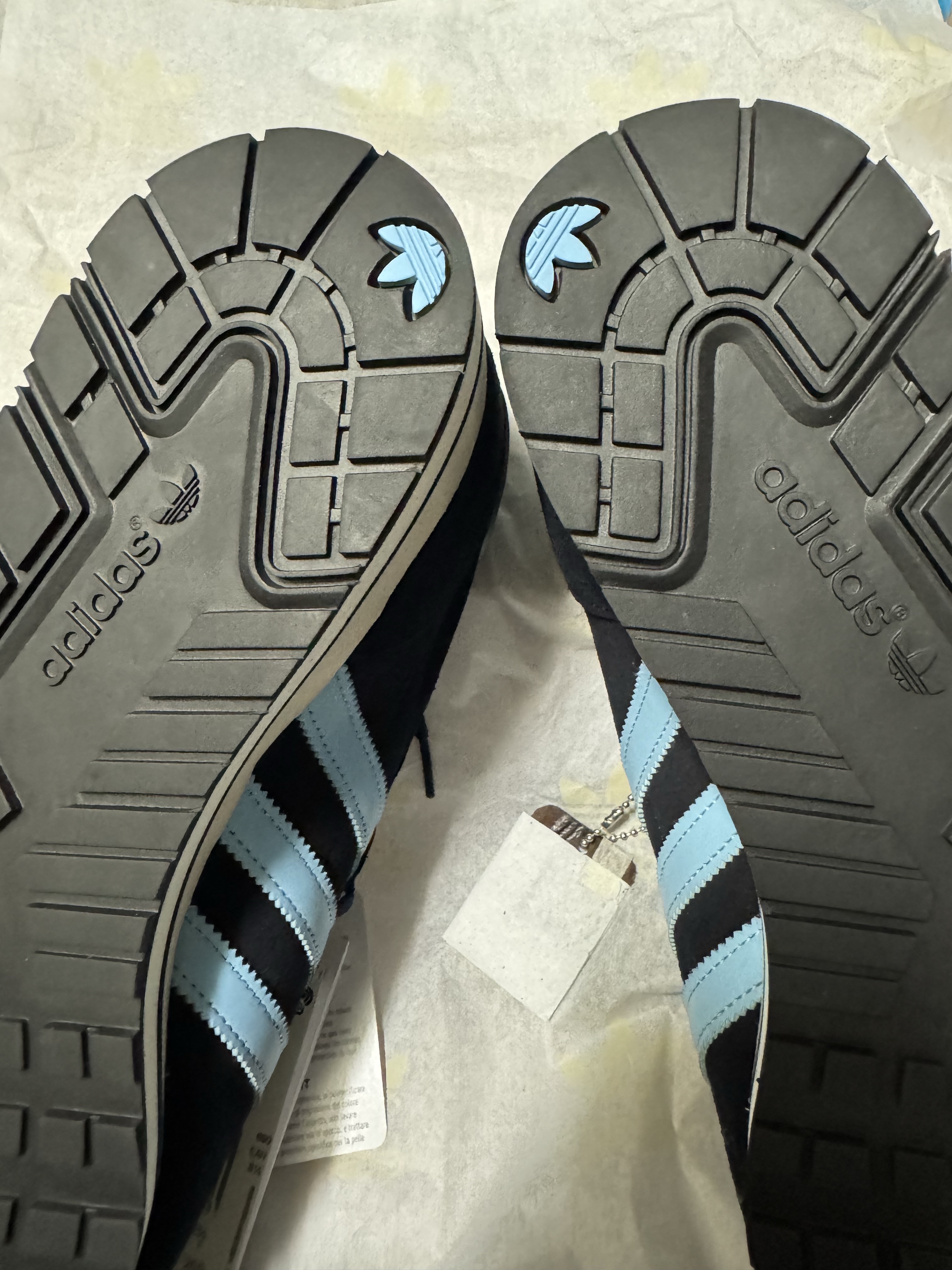 Adidas x Noel Gallagher Marathon Spezial Night Navy Clear Blue, Adidas x Liam Gallagher Achille Spezial Stone Khaki Wonder Beige 착용 스타일 - 2