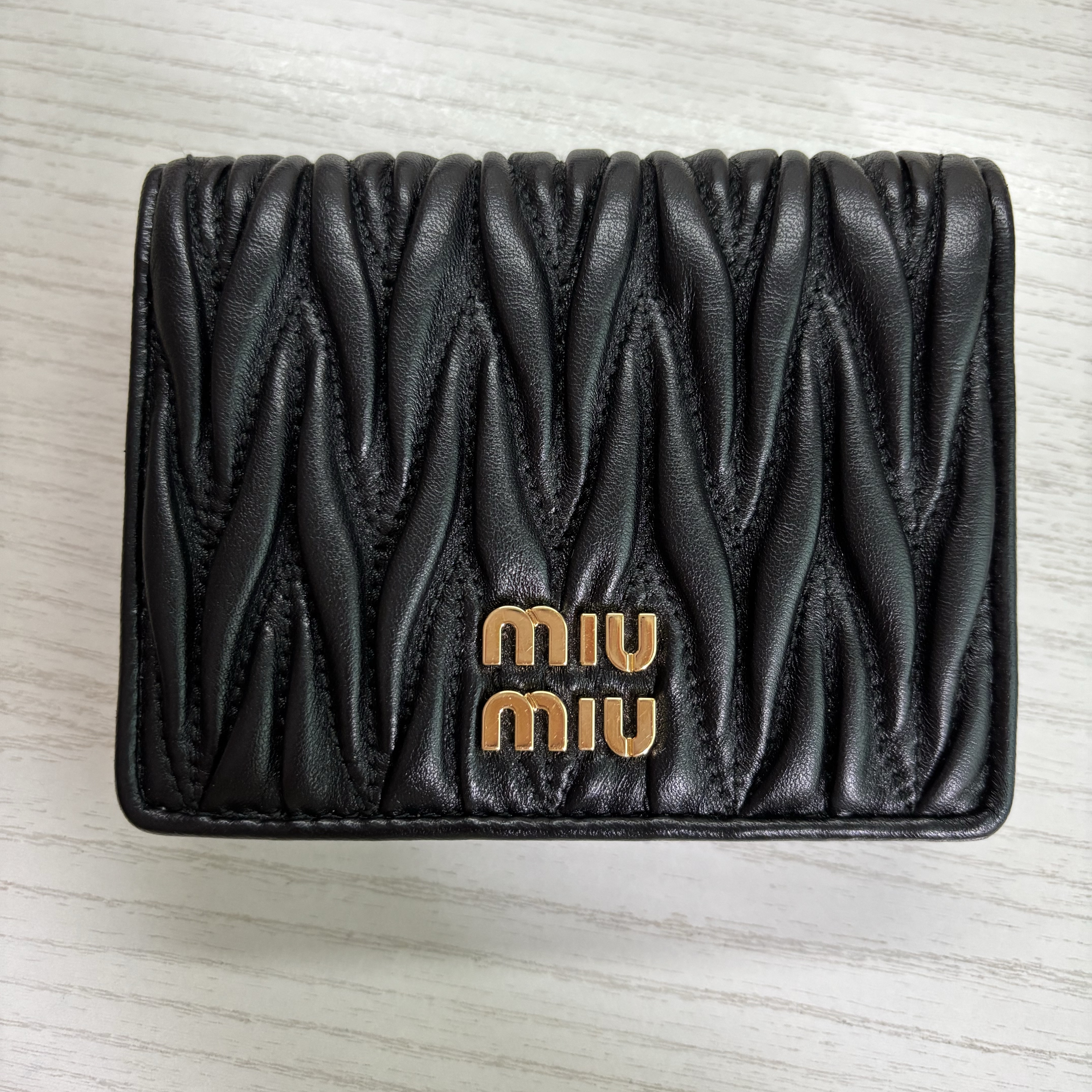 Miu Miu Matelasse Nappa Leather Wallet Black 착용 스타일